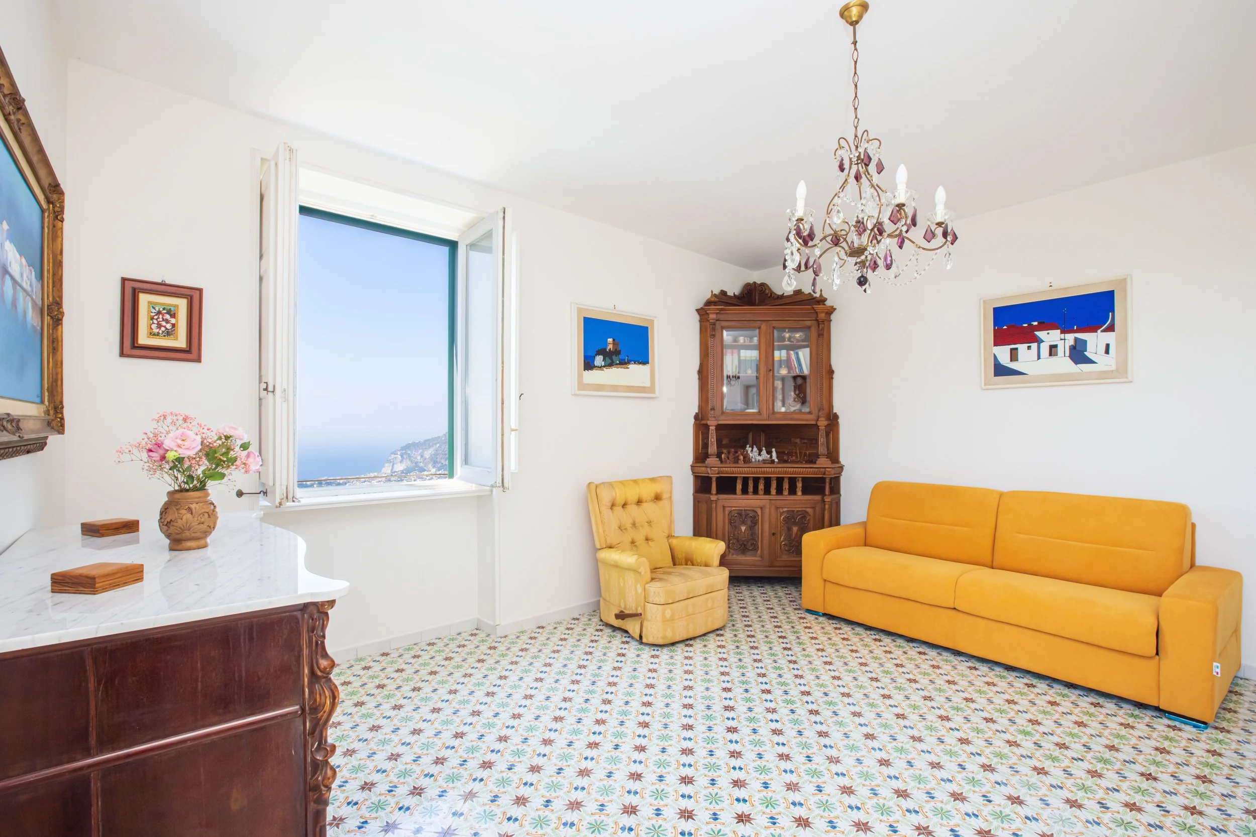 	
camera luminosa con balcone vista mare tra amalfi e sorrento, villa rosaldo, piastrelle in ceramica di vietri sul mare