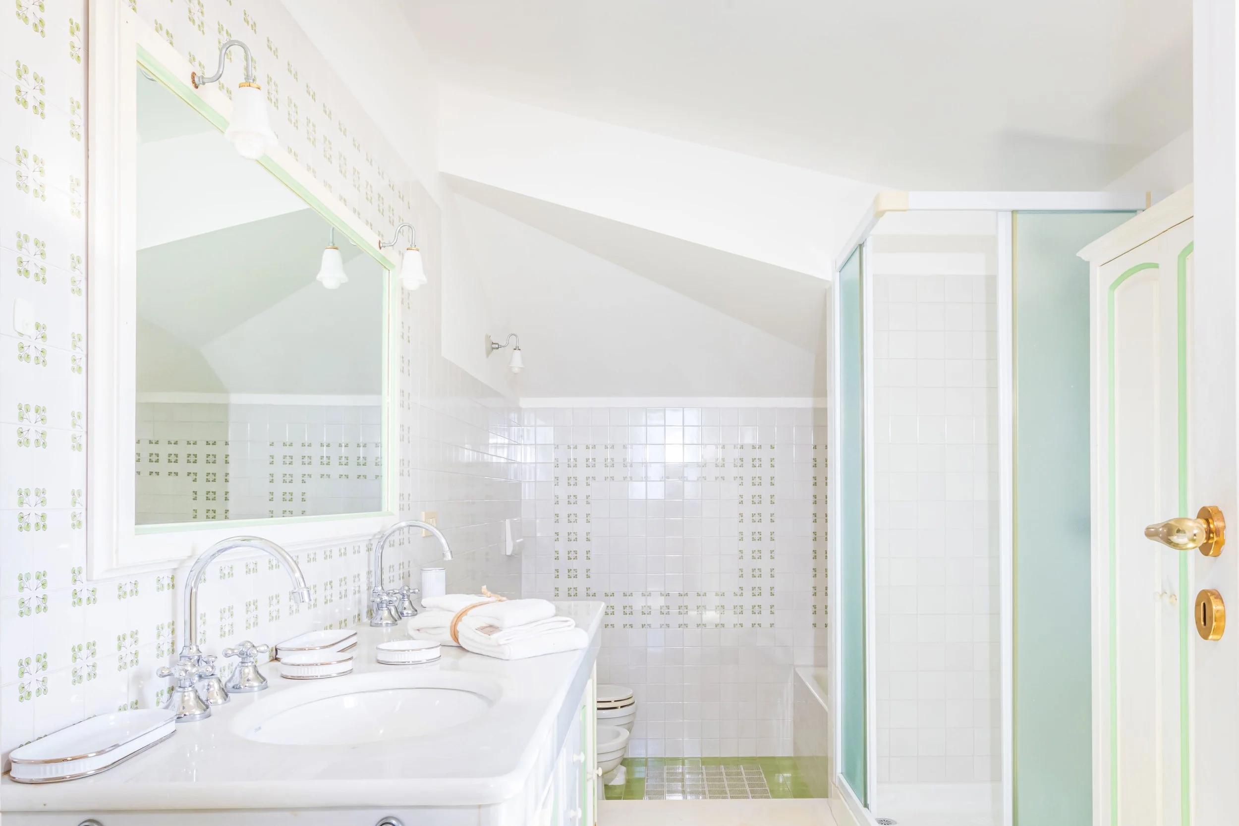 bagno villa costiera amalfitana piastrelle ceramica elegante, villa rosaldo