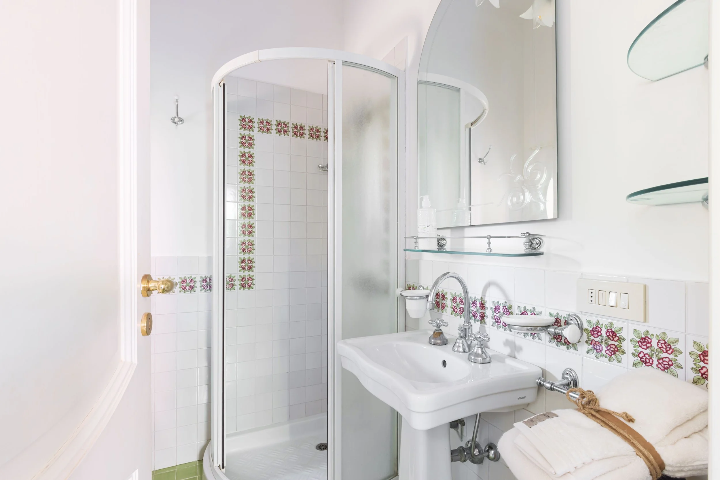 bagno villa costiera amalfitana piastrelle ceramica elegante, villa rosaldo