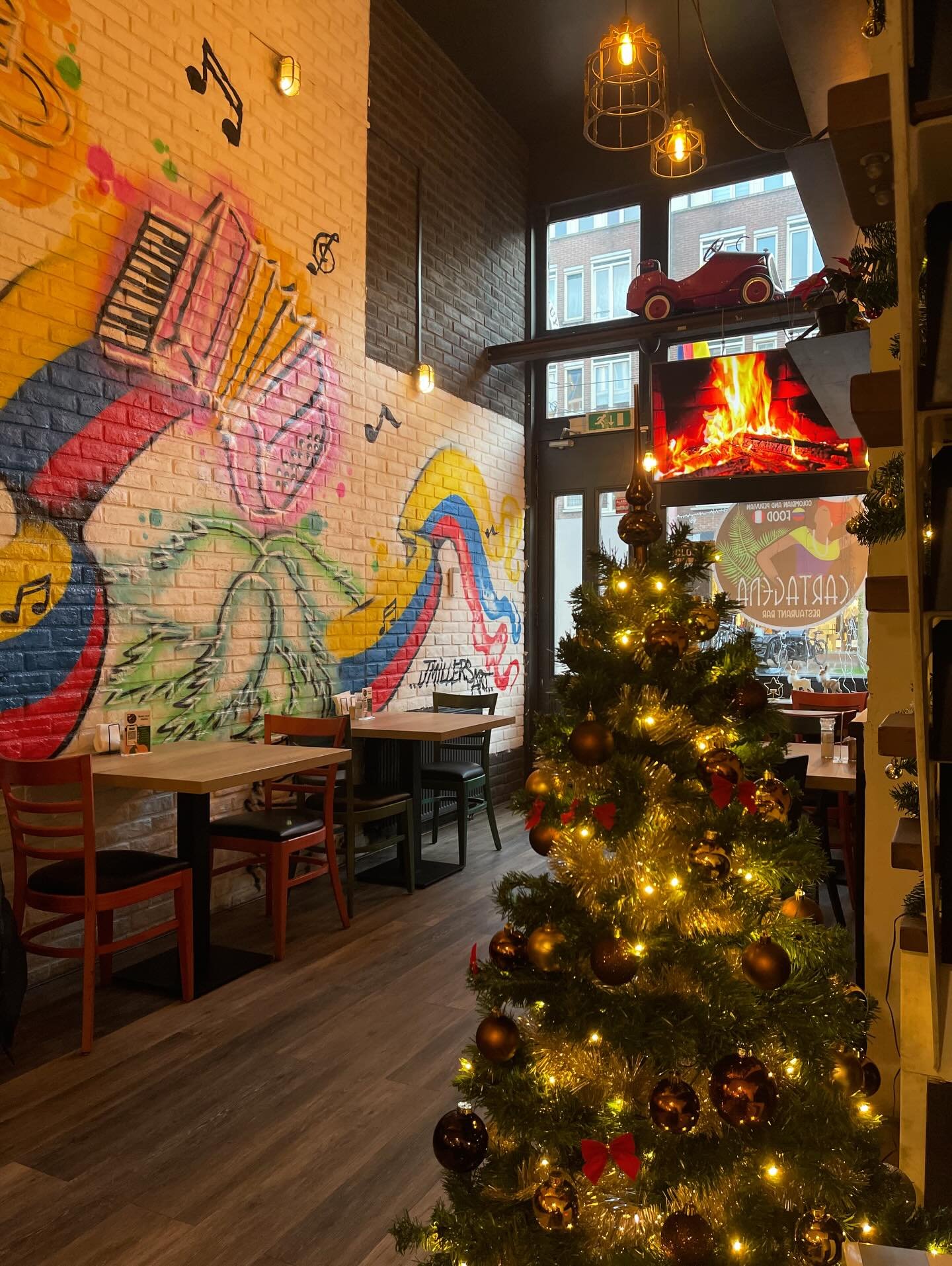 Diciembre sabe mejor con sabor colombiano! 🇨🇴🎄

Este mes de reuniones, fiestas y mucha alegr&iacute;a&hellip; nosotros te hacemos la vida f&aacute;cil!

🎉 Tienes invitados? &iquest;Un encuentro familiar o con amigos?
No cocines, nosotros lo hacem