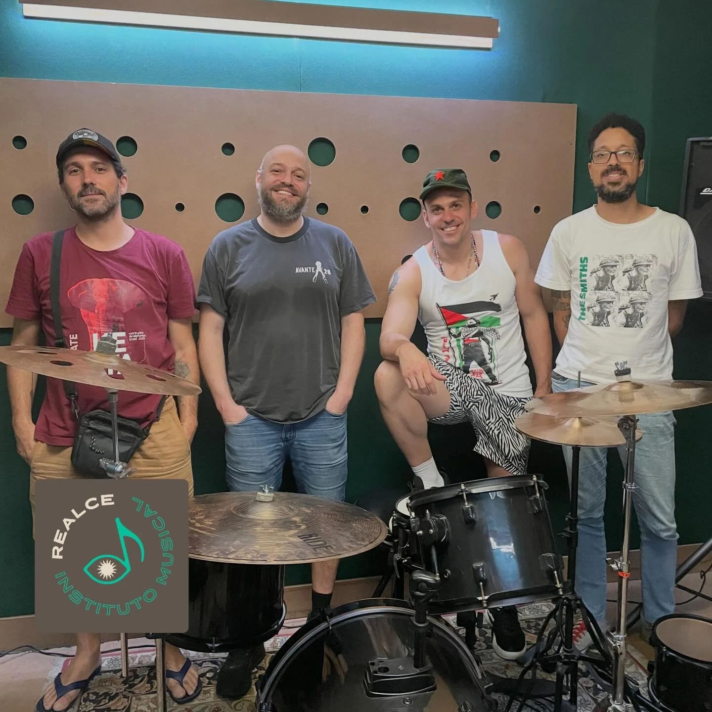 @bandarota54 est&aacute; em casa, LITERALMENTE.

&Eacute; um prazer receber voc&ecirc;s. 
Banda com movimento caracterizado pela contesta&ccedil;&atilde;o, princ&iacute;pios pol&iacute;ticos como: anti sexismo, anarquismo, vegetarianismo, entre outro