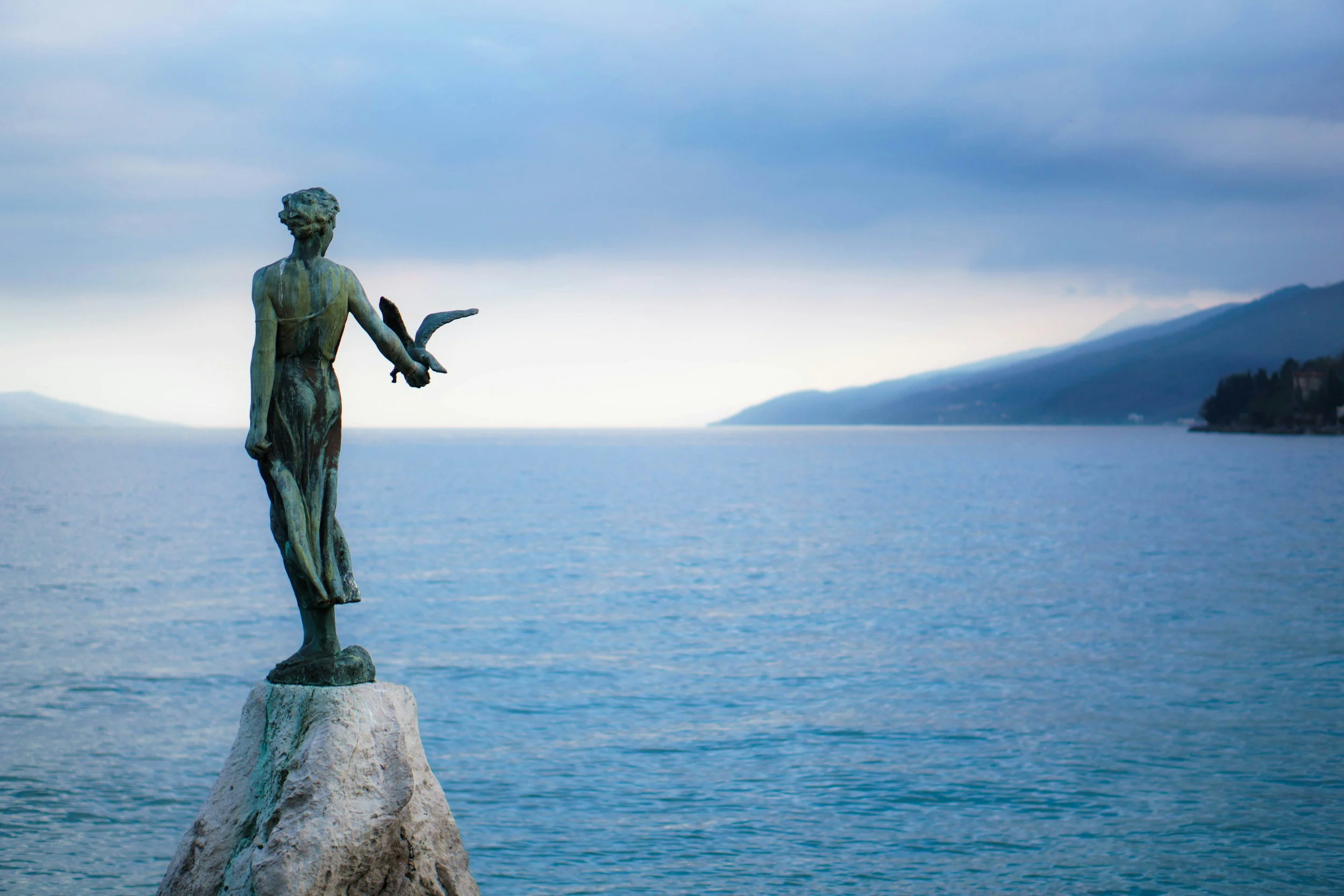 Statue de la Jeune fille à la mouette au bord de la mer illustrant l'élan de la volonté et la liberté intérieure en Psychosynthèse