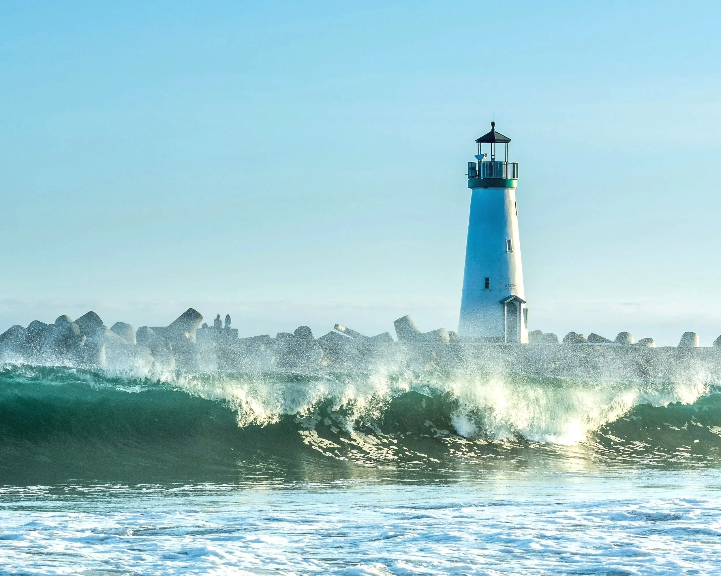 Phare ancré face aux vagues illustrant la stabilité intérieure malgré la submersion émotionnelle
