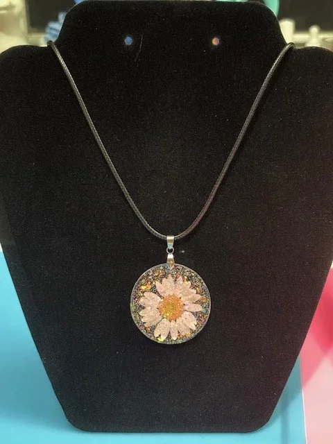 Exquisite Daisy Pendant Necklace