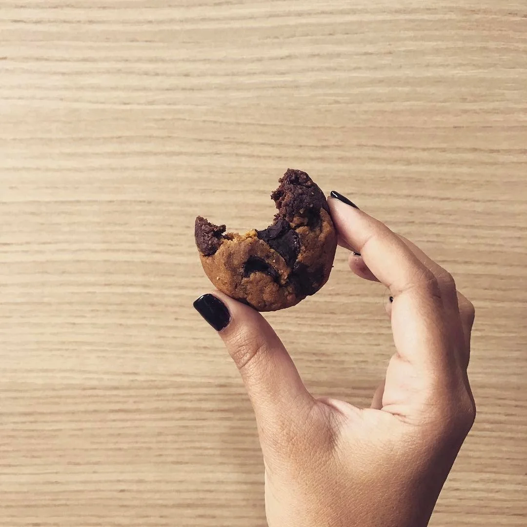 How can this be vegan and gluten-free? Probably the most delicious peanut butter and chocolate cookie I've had in a long time. Thank you @bfitbites_bh 🍪

#iin #health #iinhealthcoach #sweettooth