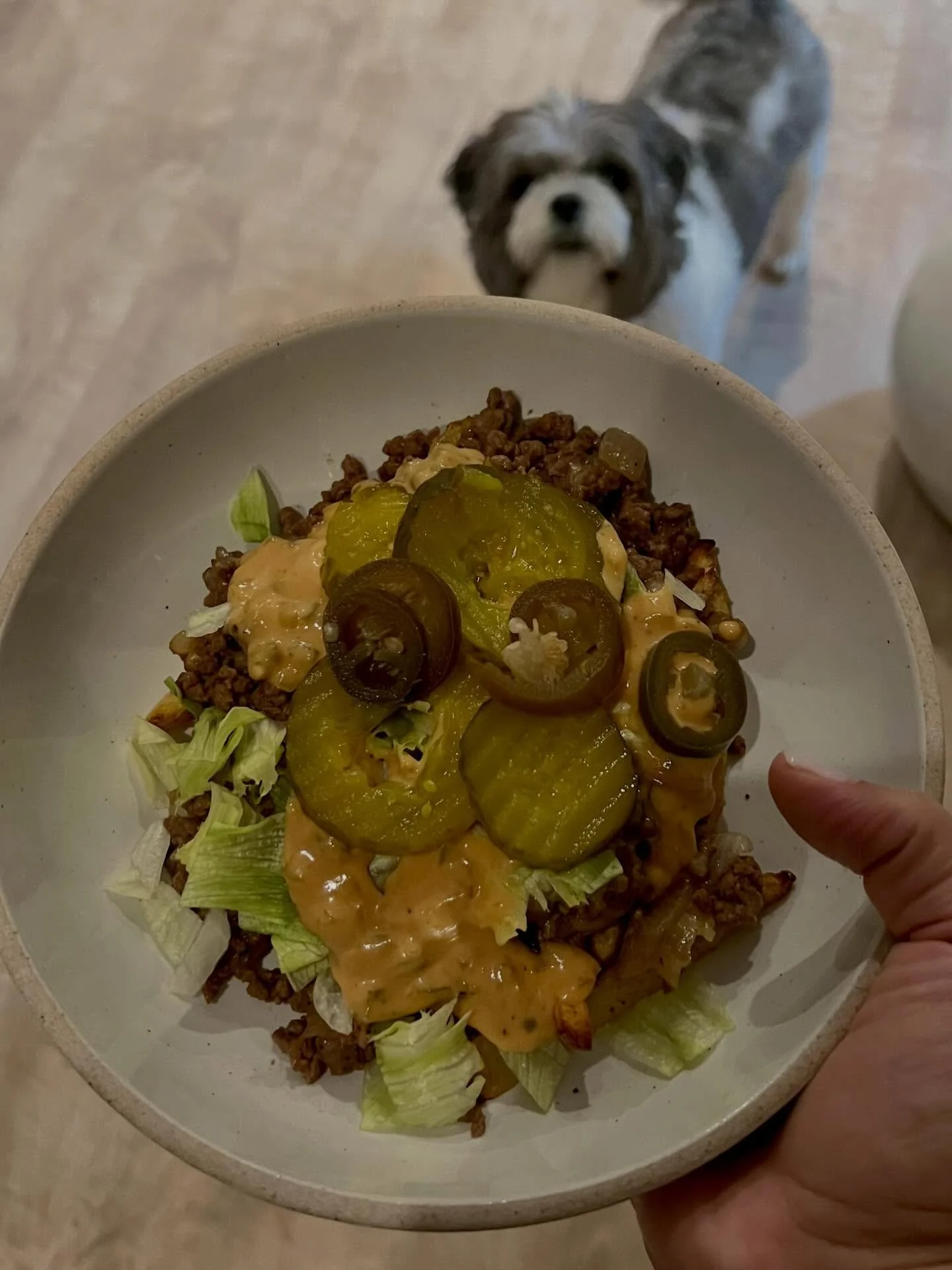 A burger bowl night is always a good idea.

Crispy potatoes, seasoned beef, and a sauce that honestly deserves its own post.

Recipe is on the blog. Link in bio.