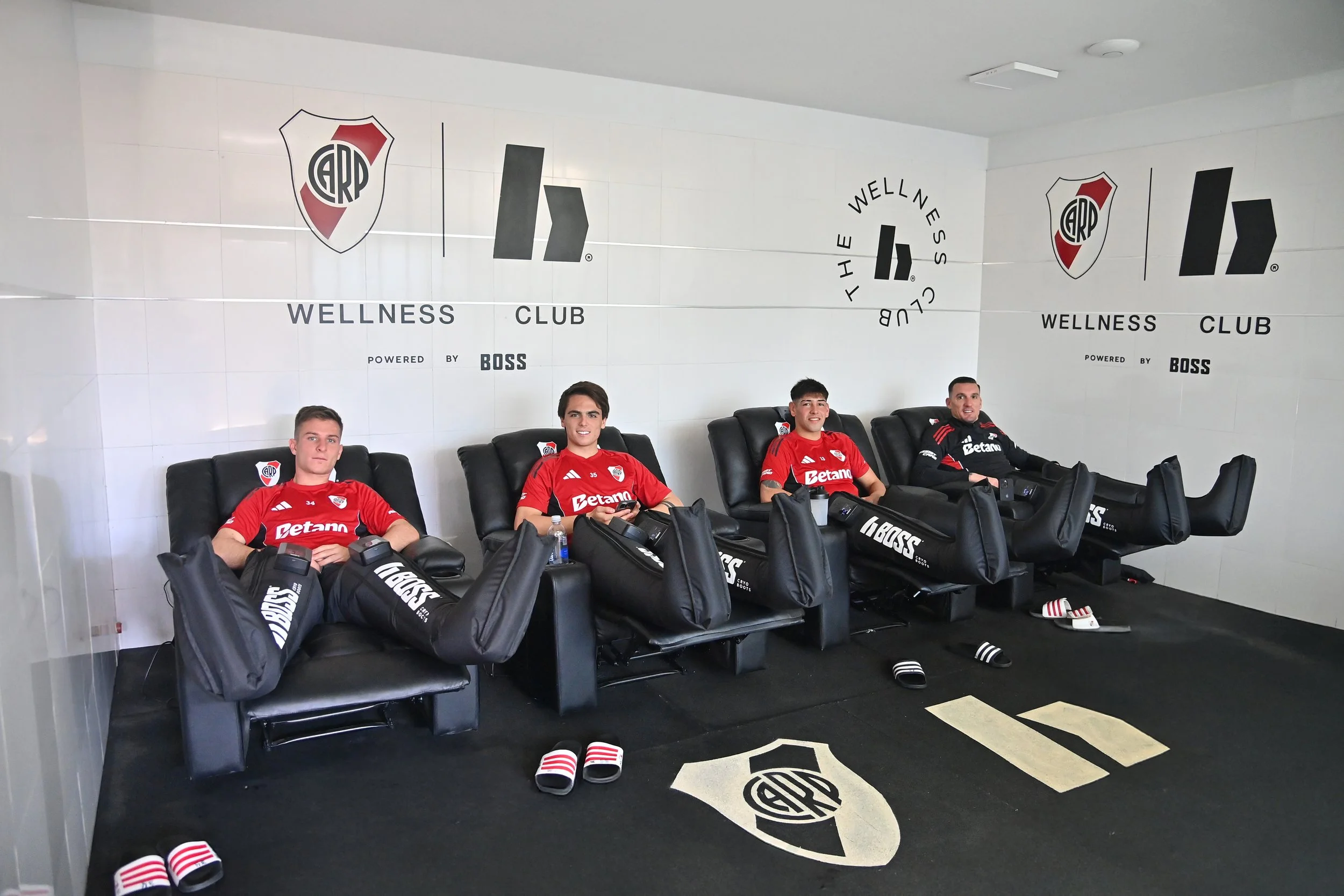 Jugadores recuperando en el Wellnes Club de Boss Recovery del predio de River Plate