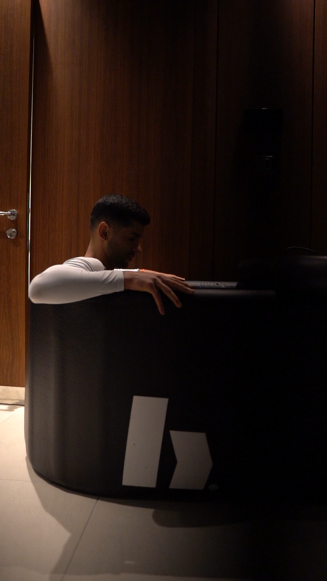 Cuti Romero, defensor de la Selección Argentina de Futbol, usando Boss Tub de Boss Recovery para recuperar.