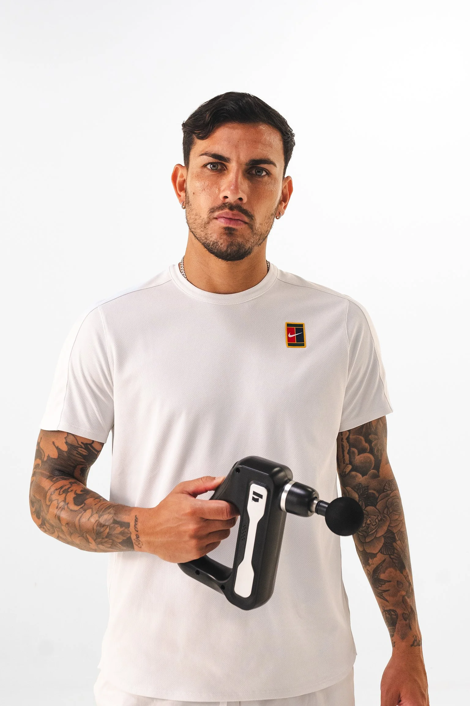 Leandro Paredes, jugador de la Selección de Futbol Argentina y Boca Jrs, usando Boss Massager de Boss Recovery para recuperar.