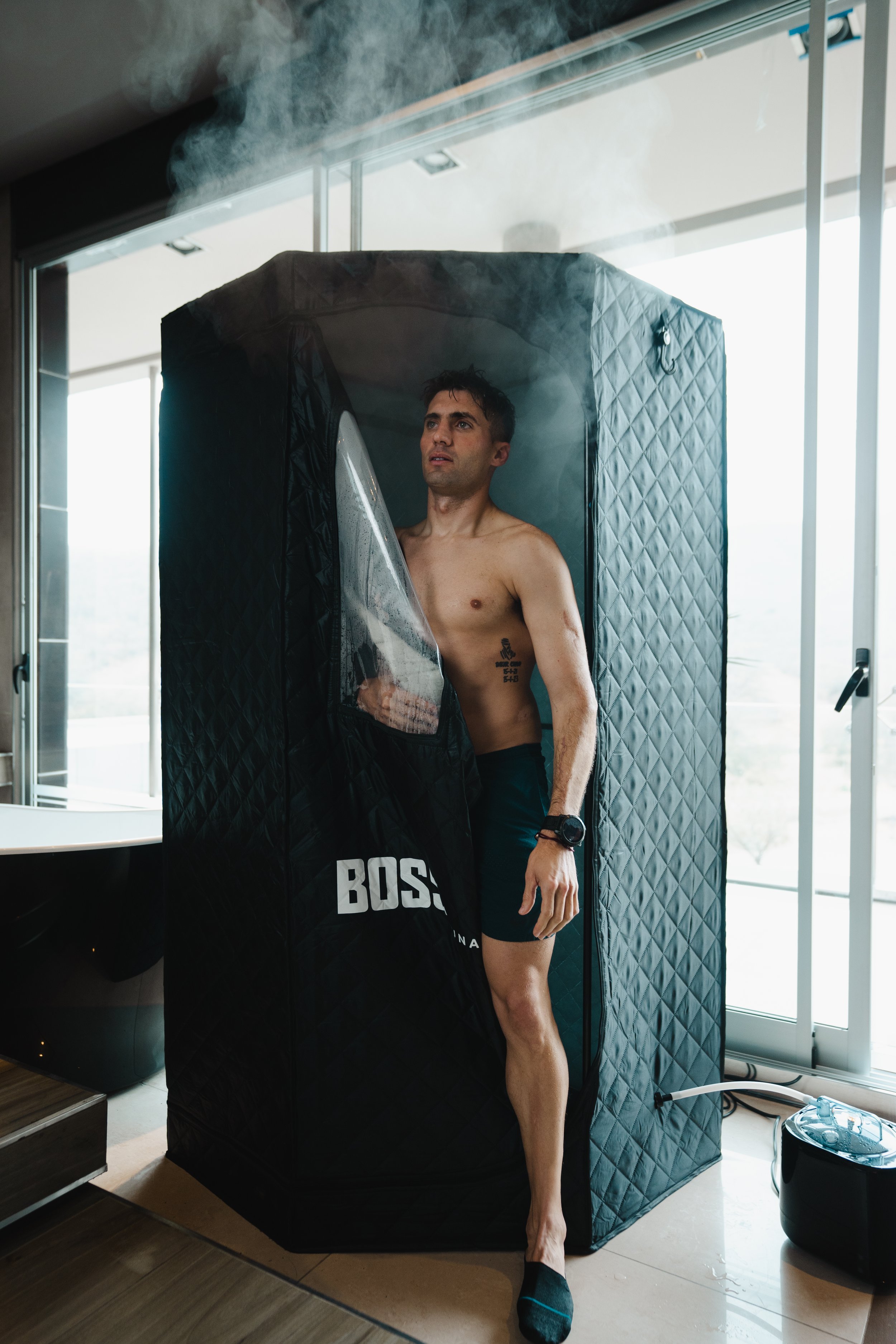 Luciano Benavides, Piloto del Dakar, usando Boss Sauna de Boss Recovery para recuperar.