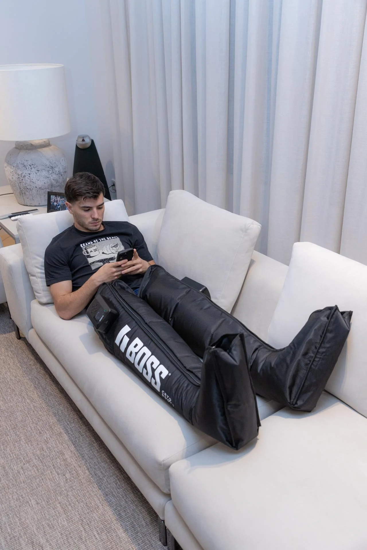 Joven descansando en un sillón con equipo de hockey. Tiene una bolsa con el logo 'HABOS' en sus piernas.