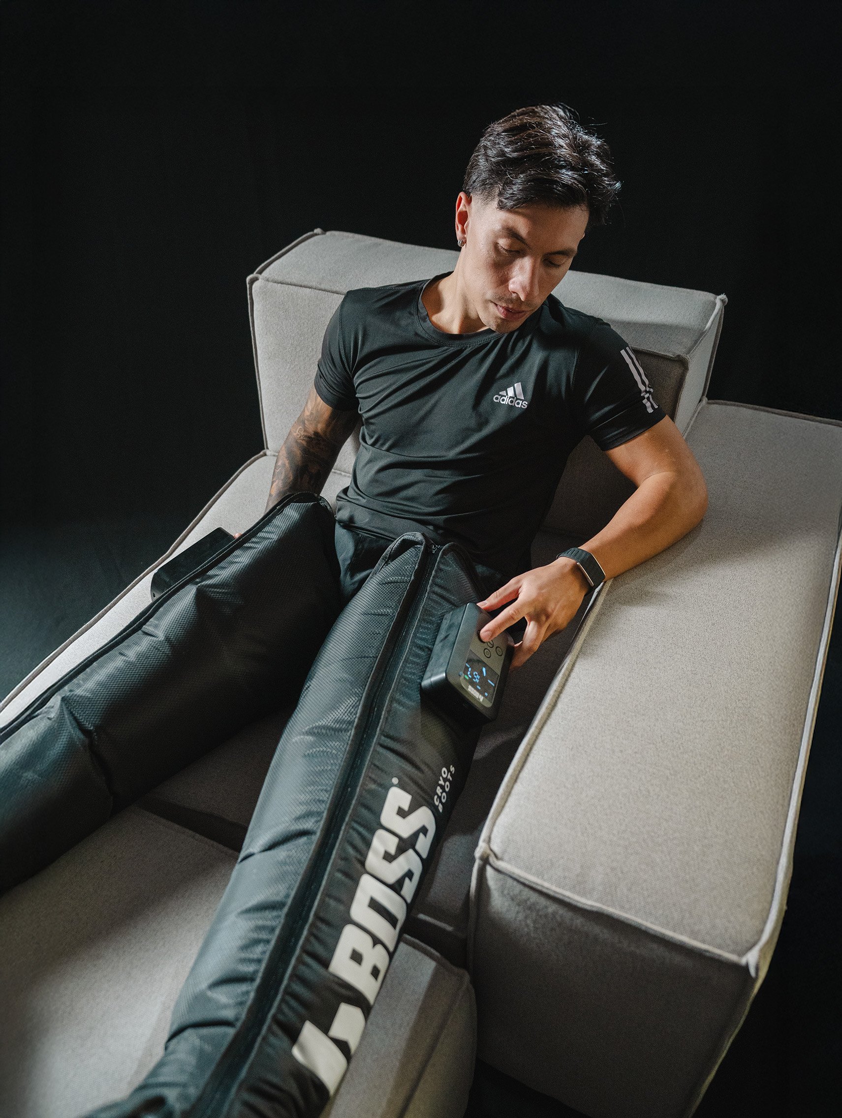 Lisandro Martinez,  jugador de la Selección de Futbol Argentina y del Manchester United, usando CryoBoots de Boss Recovery para recuperar.