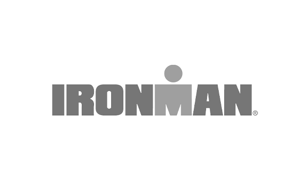 Logotipo en gris de la marca Ironman con letras grandes y un punto encima de la letra 'I'