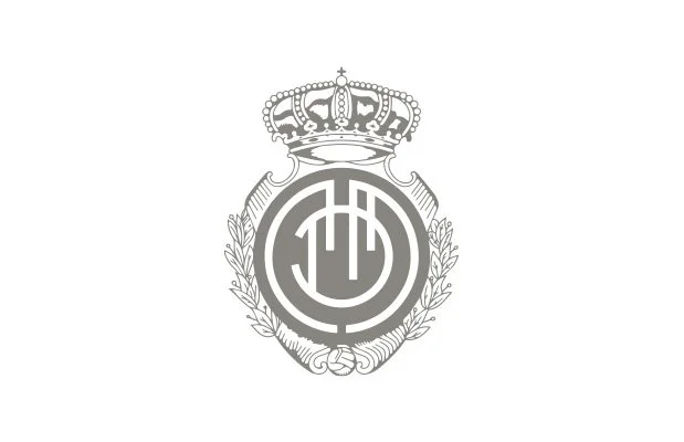 Escudo en tonos grises con una corona en la parte superior, rodeado de ramas de laurel.