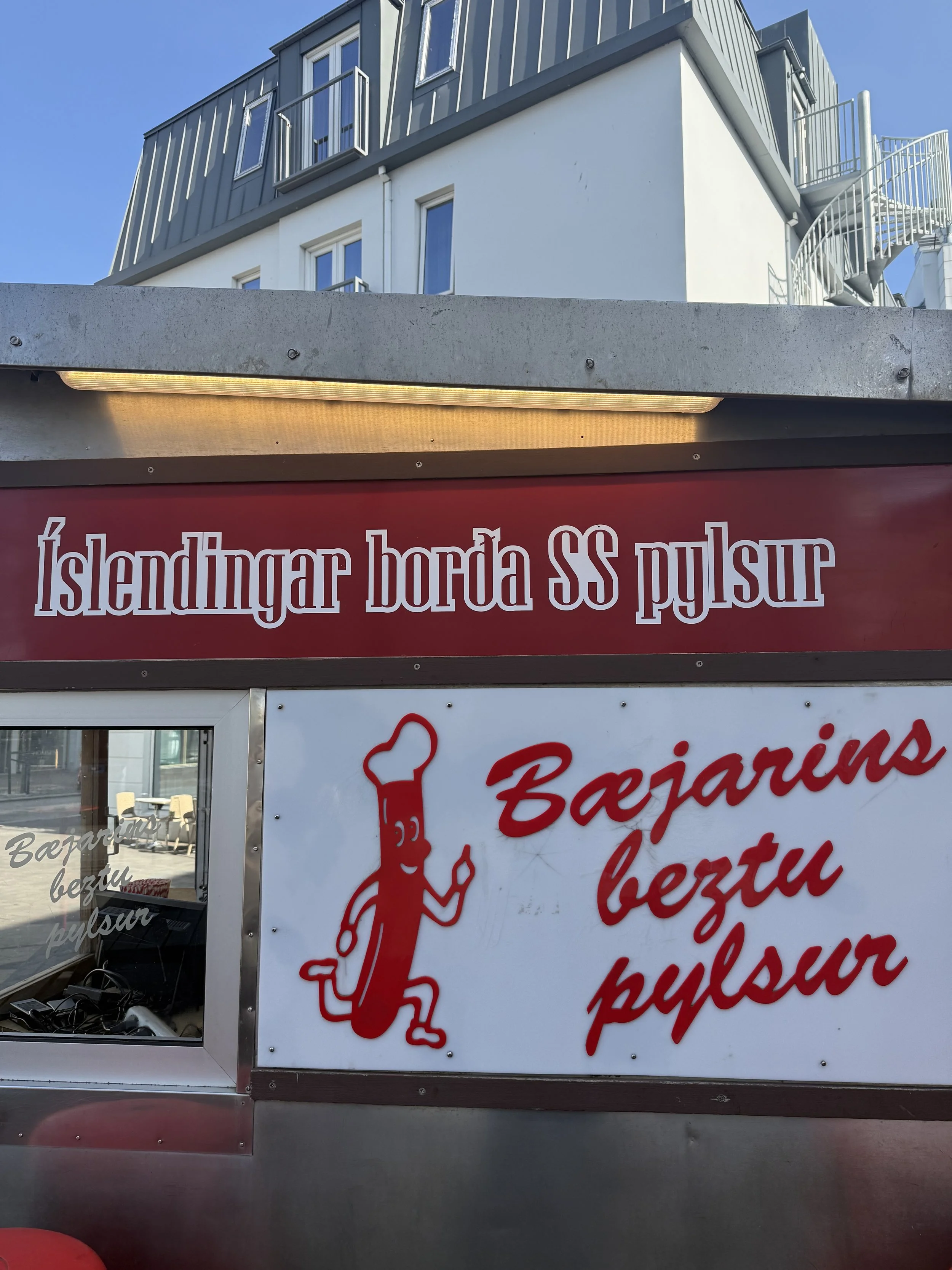 A picture of the hotdog stand.