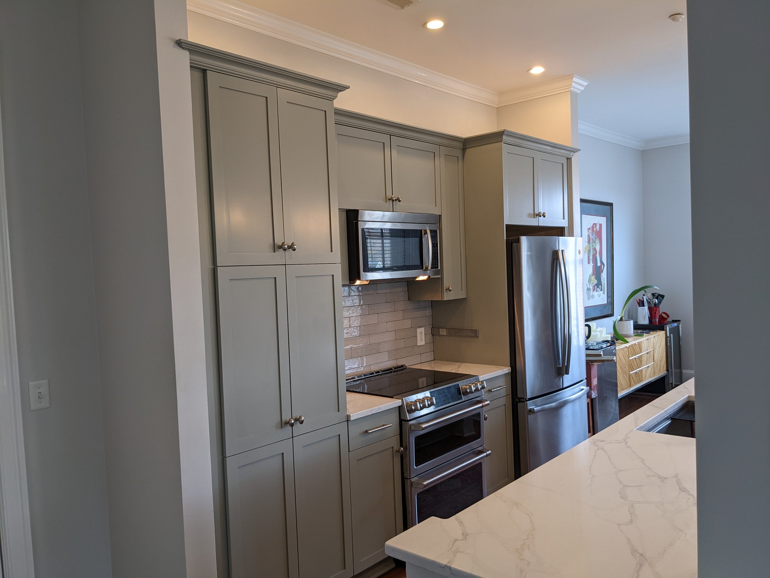 South Park Kitchen, Painted Cabinets, Large Island, Quartz Countertop