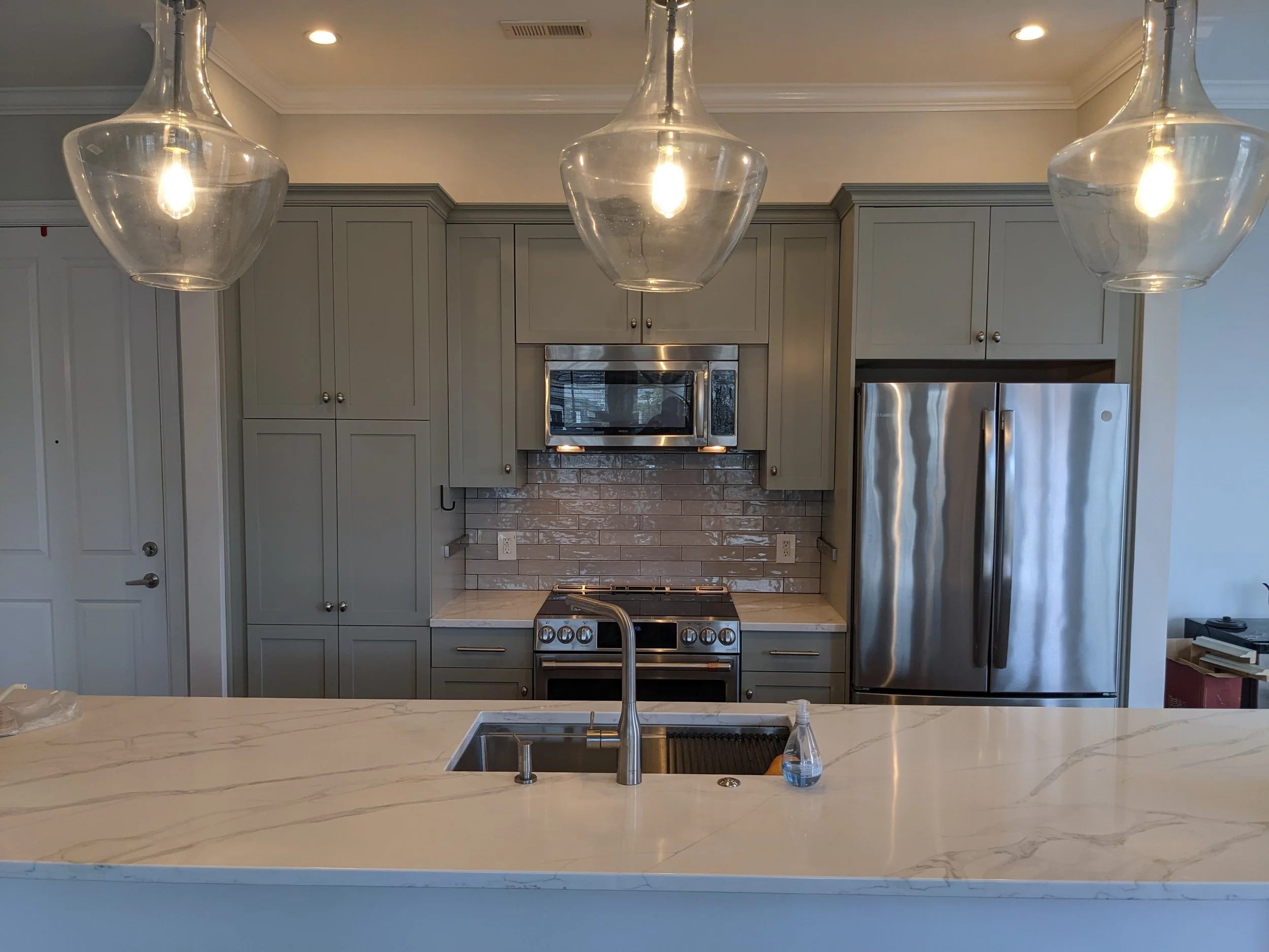 South Park Kitchen, Painted Cabinets, Large Island, Quartz Countertop