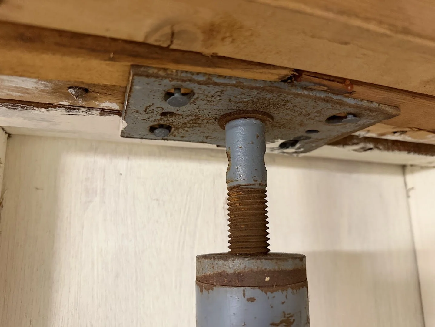 rusted_adjustable_support_post_plate.jpg