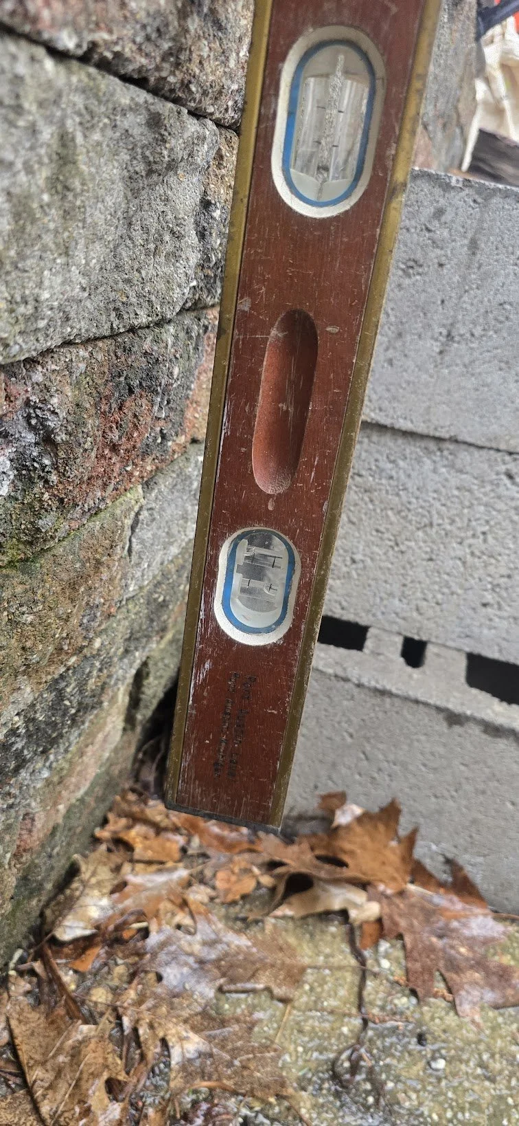 retaining_wall_out_of_plumb_level_check_01.jpg