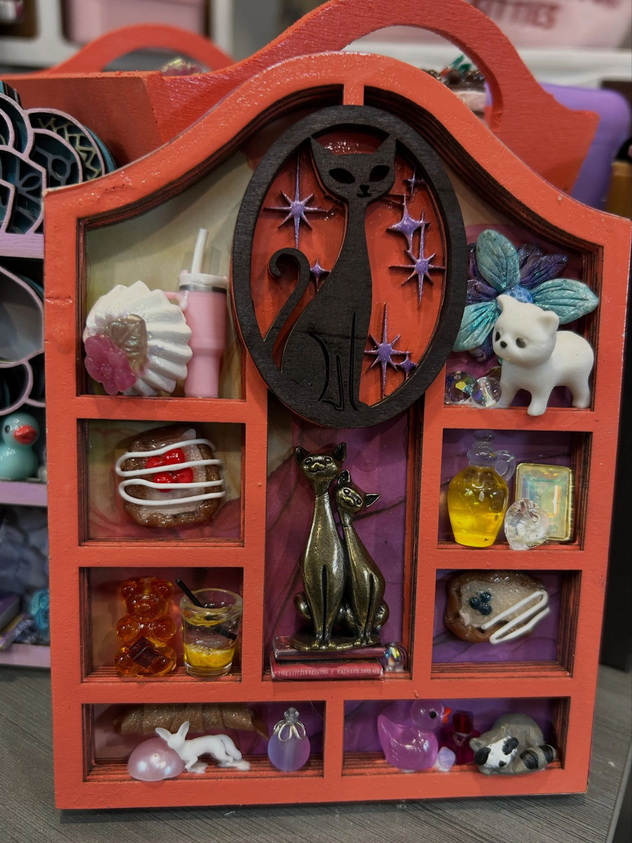 Taking a break from the MCM Build of Breakable Horrors to clear my mind 😶&zwj;🌫️🤯 thanks @snarkheart for great shelf files to work with! #miniature #diorama #minilife #dawnskittycity