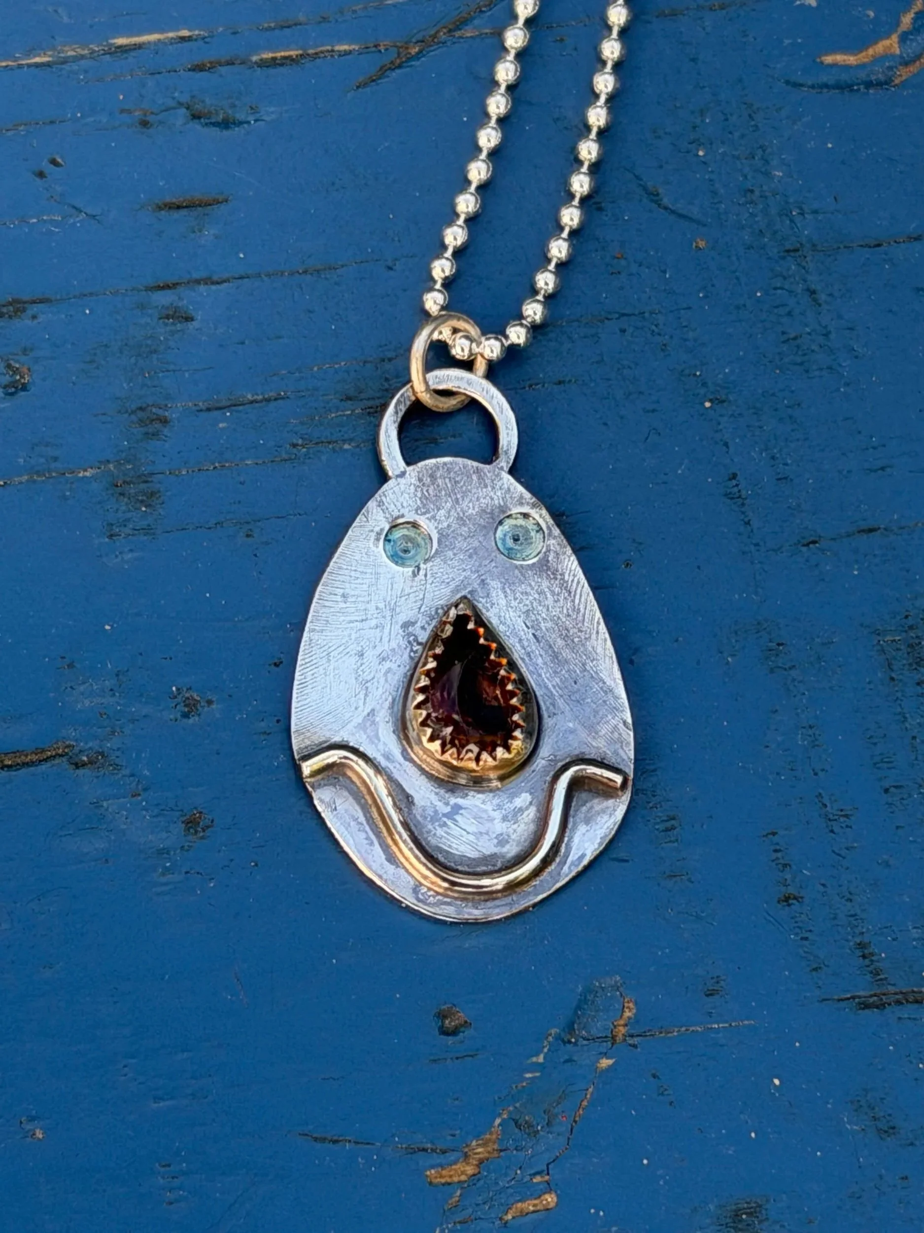 Oval Smiley Necklace with Amethyst Nose
