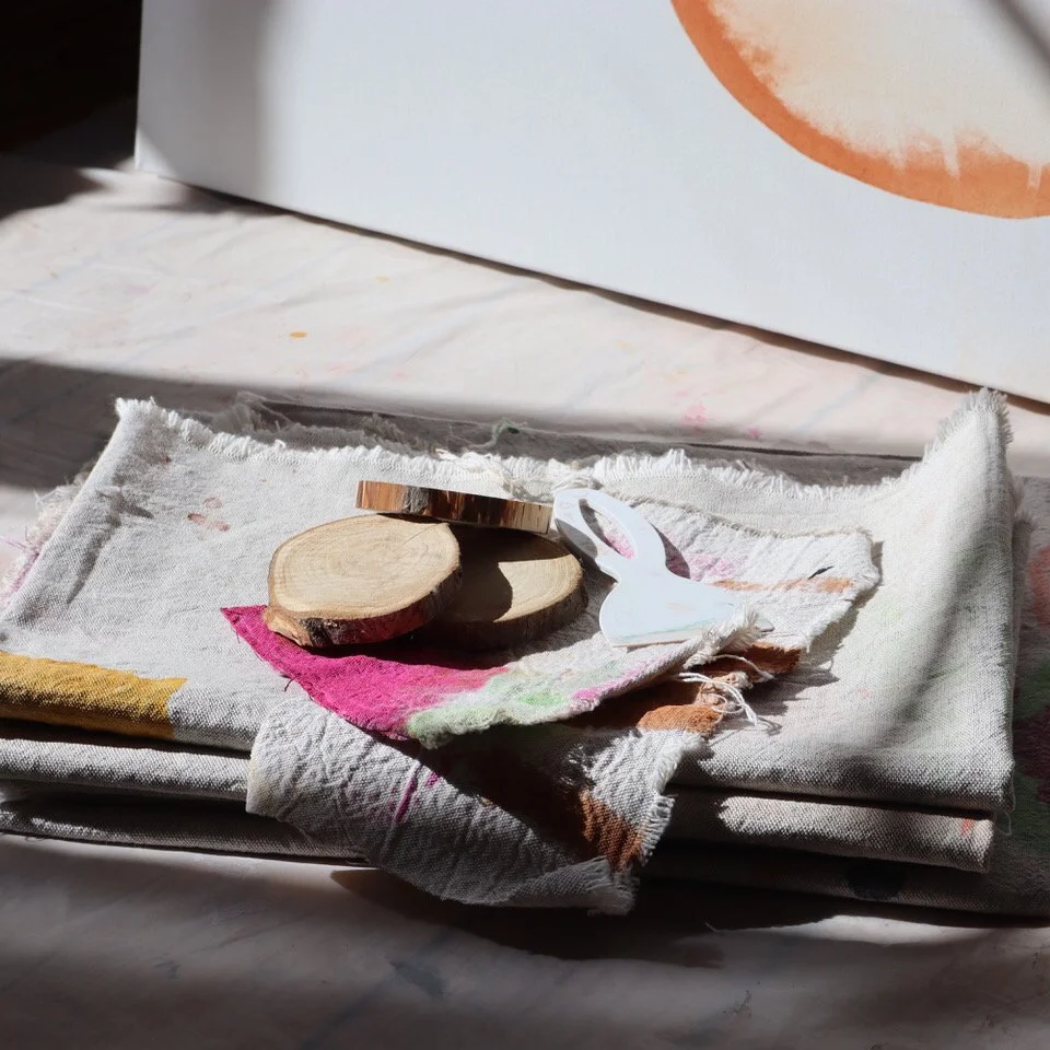 Gros plan sur tissu taché de peinture et toile en cours.