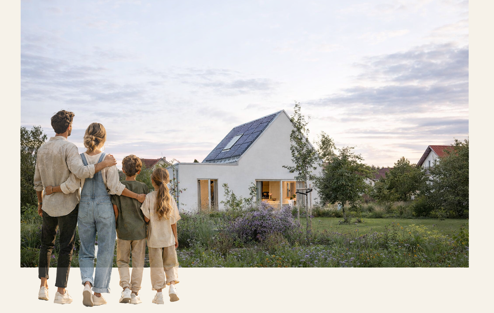 Eine Familie mit zwei Erwachsenen und zwei Kindern schaut auf ein modernes, nachhaltiges Haus mit Solardach, umgeben von Garten und Bäumen, bei Sonnenuntergang.