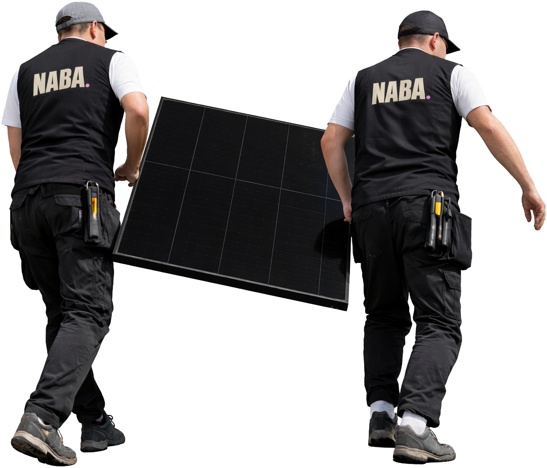 Zwei Männer tragen gemeinsam eine große Solaranlage. Beide tragen schwarze Outfits mit NABA-Schriftzug auf den Rücken, Werkzeugtaschen an den Hüften und tragen Mützen.