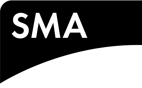 Logo mit den Buchstaben 'SMA' über einer schwarzen gebogenen Linie.