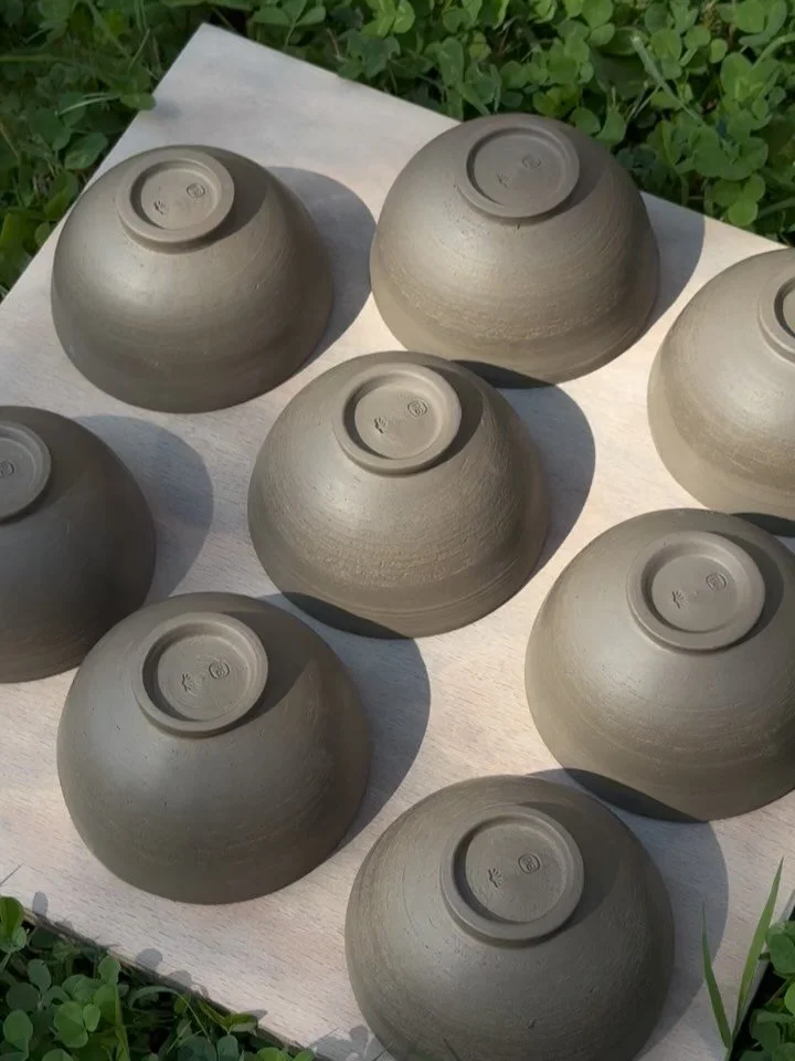 A lil BTS of my collaboration with @redbankcoffee ! The Copita&rsquo;s are all unique, with subtle variations in how the Tenmoku glaze has formed&hellip;each creating a shimmery effect as the espresso sits against the red ☕️✨

Big thanks to my good f