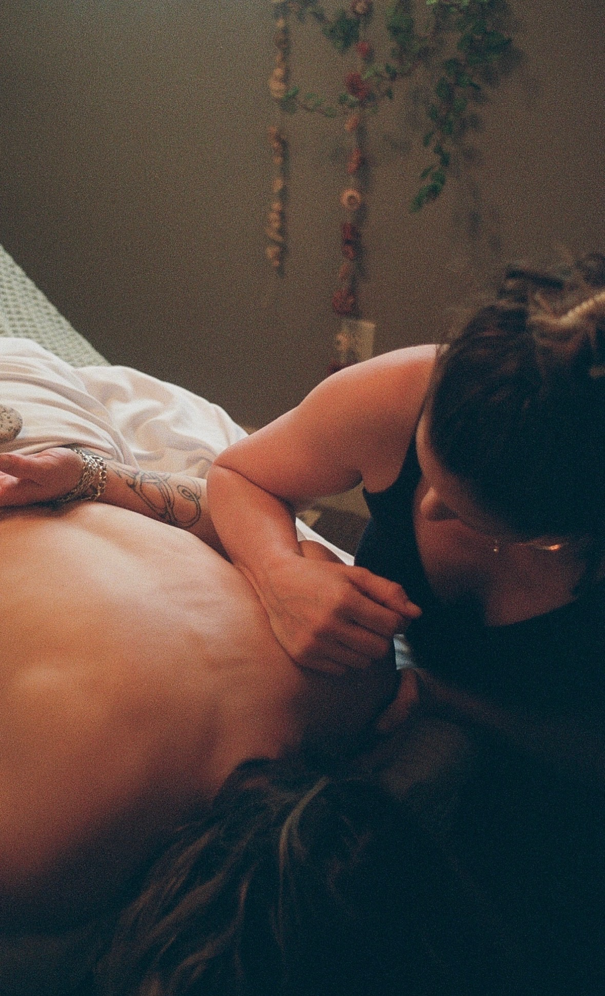 Simone Crowe massaging client