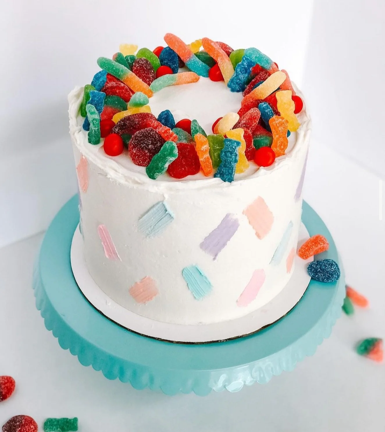 sweet 🤝🏼 sour - a perfect combo in our opinion! 🎂🍭