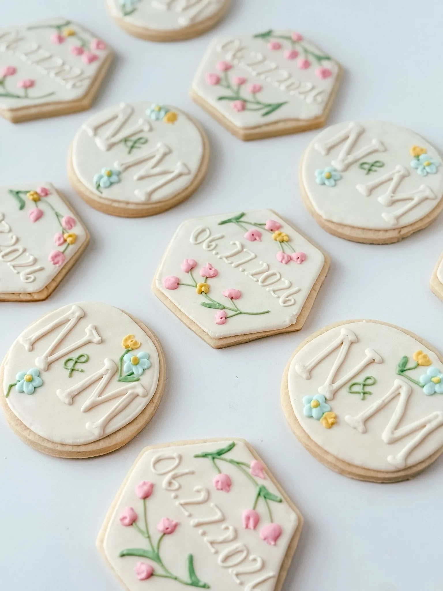something sweet is blooming&hellip;.🌸🤍 

these bridal shower cookies are *almost* too pretty to eat! soft florals, personalized details, and all the sweetness to celebrate the future Mrs✨