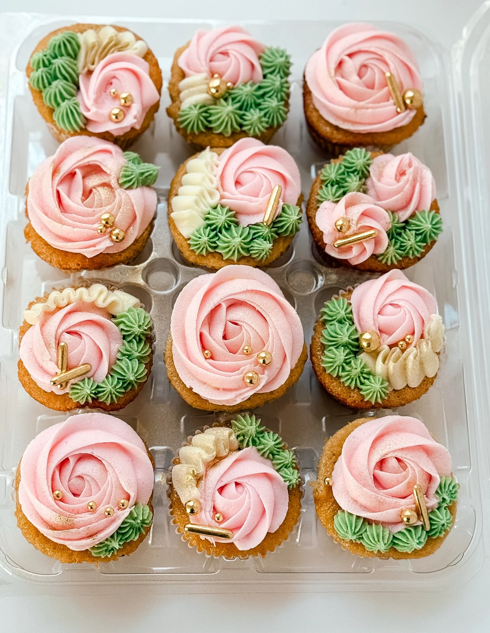 Custom Roses Cupcakes8.jpg