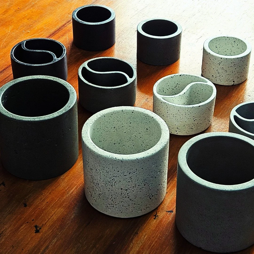 Em breve, vamos abrir as portas dos bastidores da BAUZ e revelar como transformamos o concreto em verdadeiras obras de arte.

#BauzDesign #M&oacute;veisEmConcreto #BastidoresBAUZ #DesignDeInteriores #BAUZ #Design #Concrete