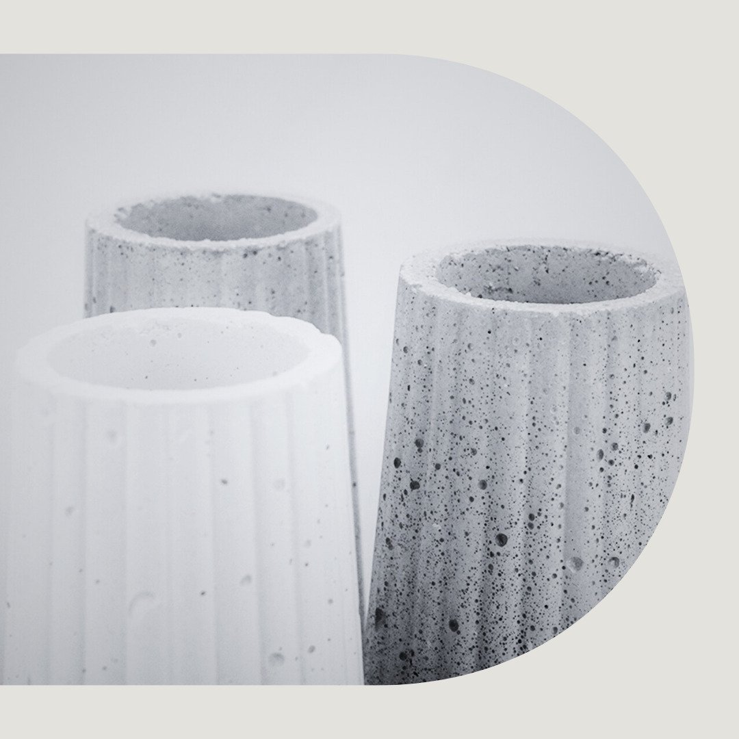 Cada bloco de concreto revela um conto, onde os minuciosos detalhes brilham como aut&ecirc;nticas express&otilde;es art&iacute;sticas! 🌟 

A fus&atilde;o do ar com o concreto d&aacute; origem a caracter&iacute;sticas singulares que personalizam seu 