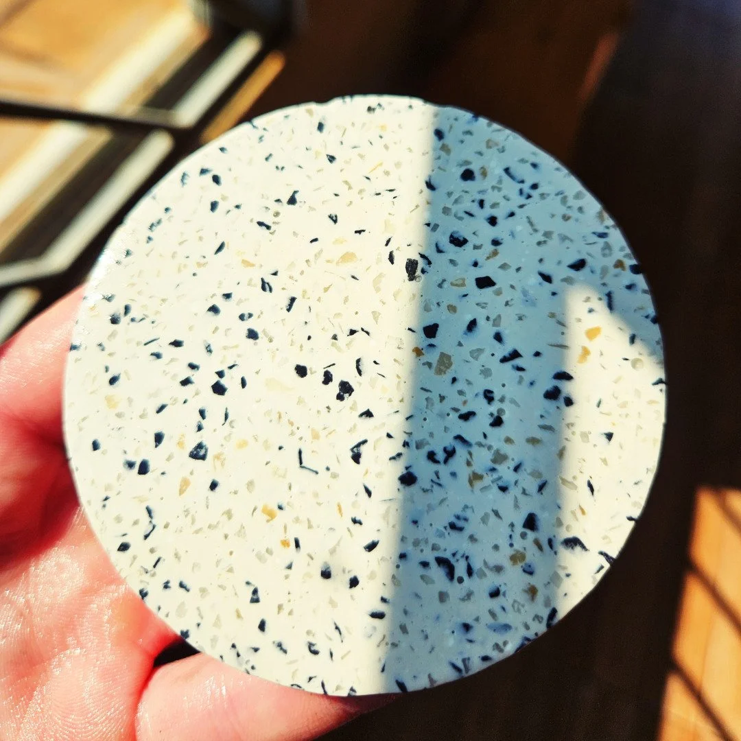 A beleza do concreto &eacute; muito mais do que apenas o cinza!
Neste universo repleto de cores, texturas e acabamentos, cada pe&ccedil;a tem uma hist&oacute;ria que transforma os ambientes. 

Sabia que a textura que voc&ecirc; escolhe pode mudar com