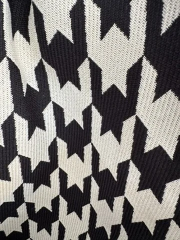 Large Scale B/W Houndstooth