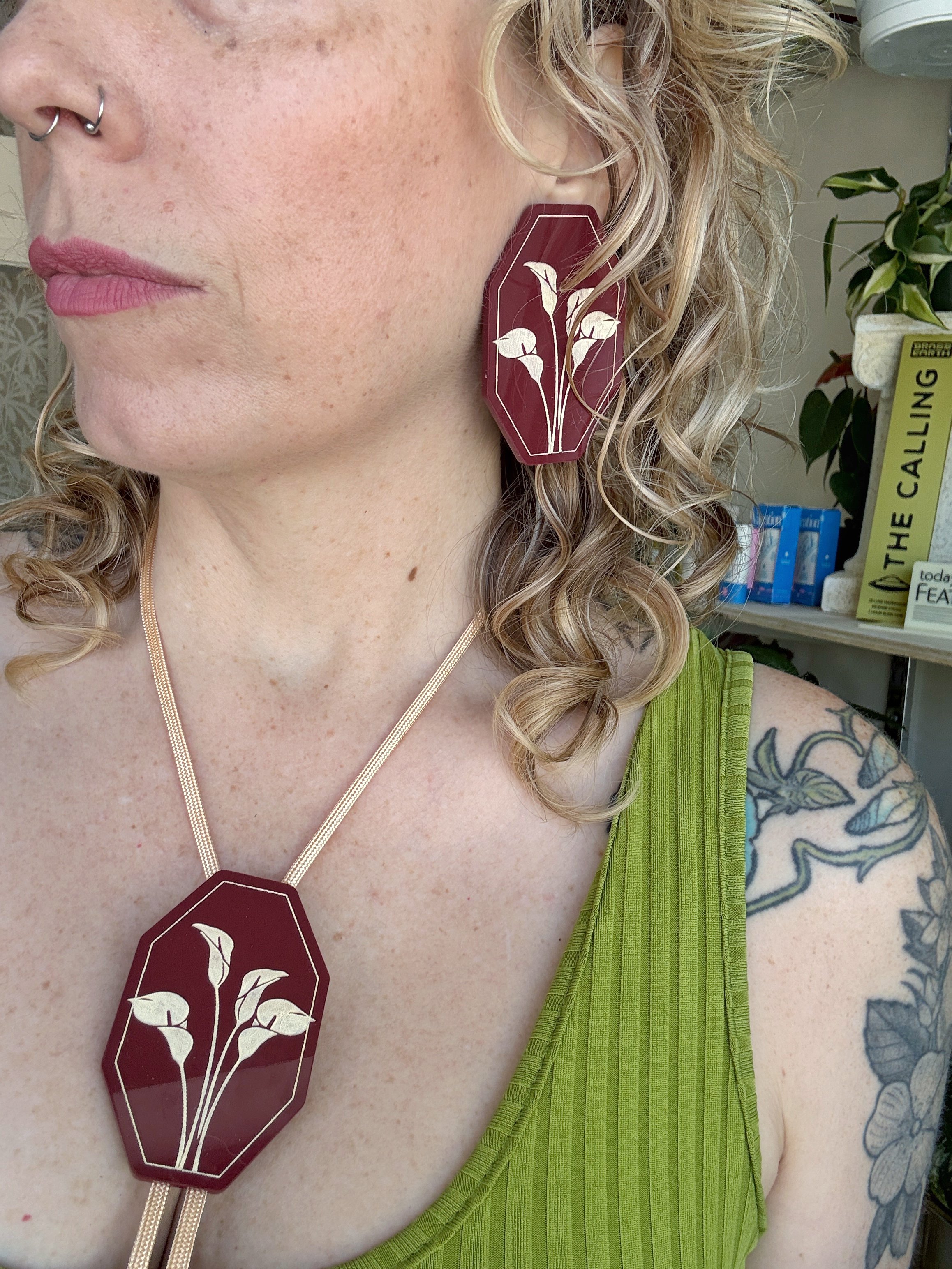 The Cala Lily Bolo Tie in Burgundy & Ivory