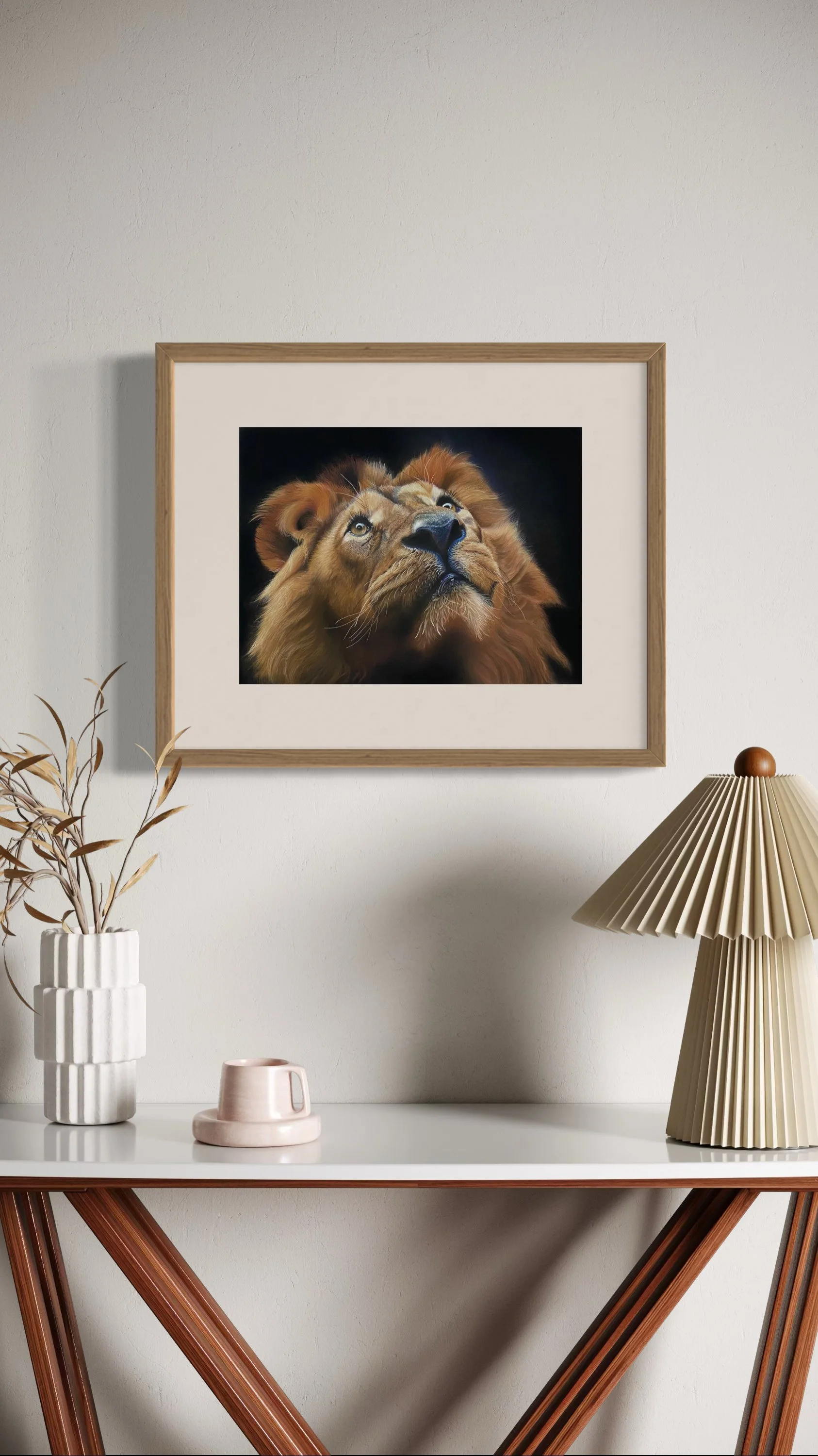Portrait d'un jeune lion au pastel sec encadré et accroché sur un mur