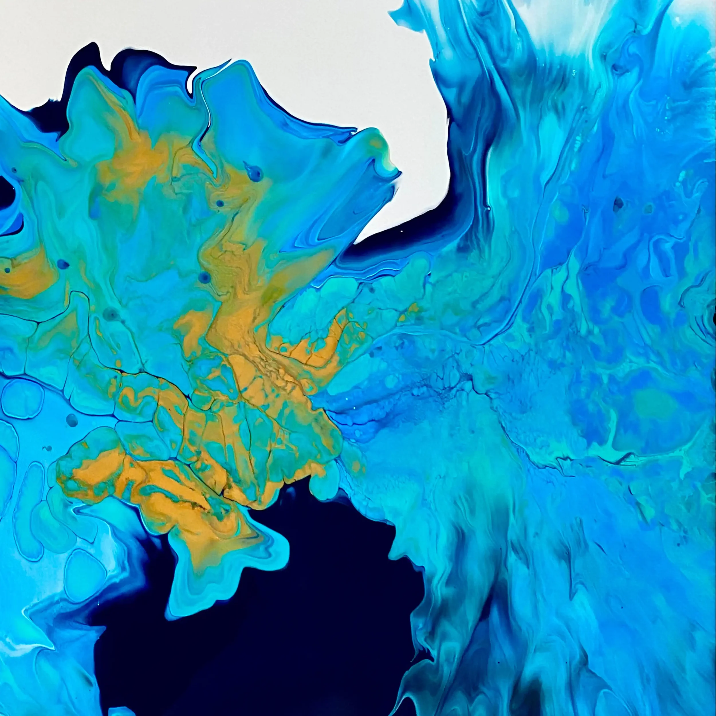 Détail des tourbillons bleus et réhauts dorés de Ocean Blue, acrylique fluide résine. Lydia Mériaux, artiste peintre