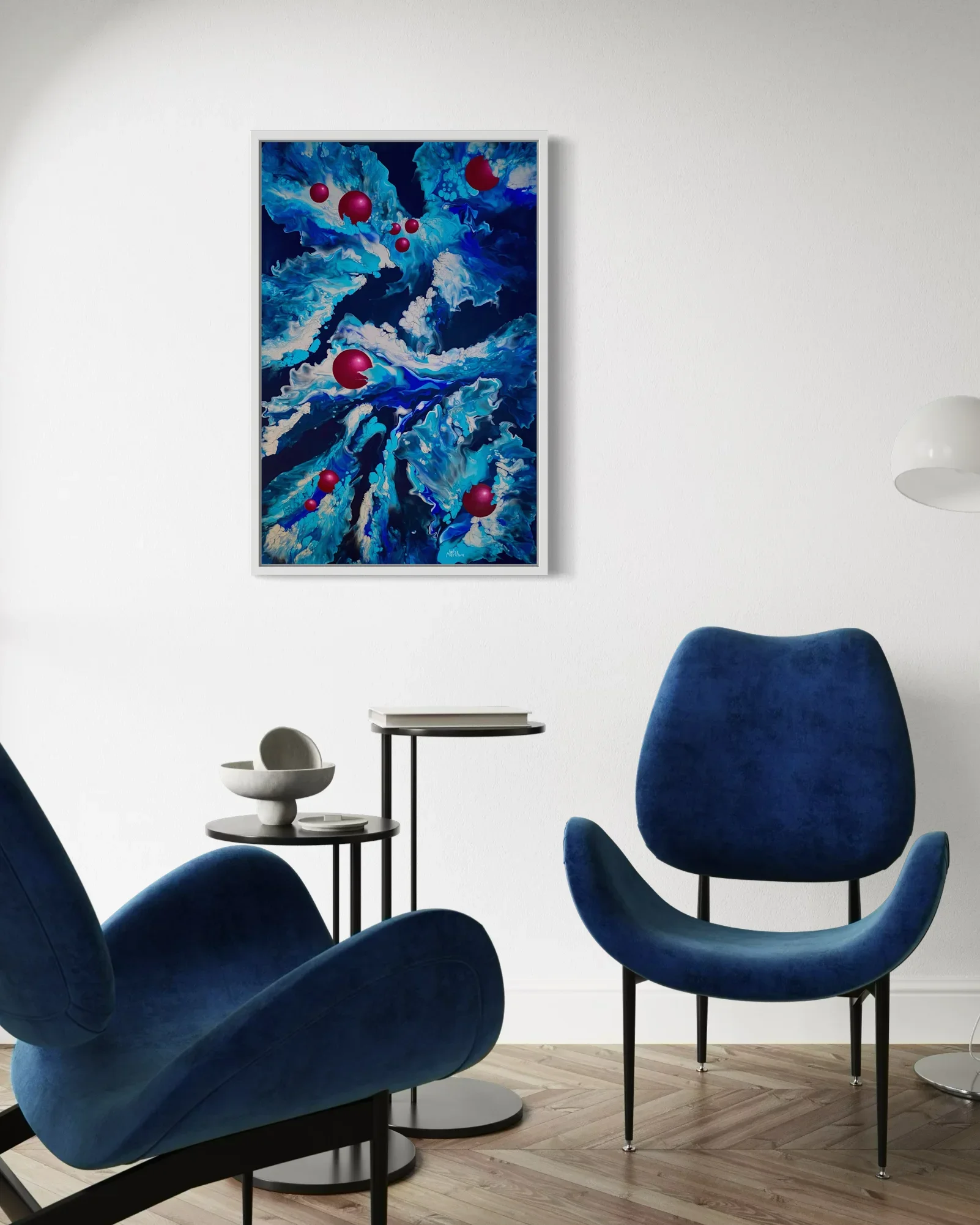 Perles Astrales mis en situation dans un salon contemporain aux fauteuils velours bleu nuit. Lydia Mériaux, artiste peintre