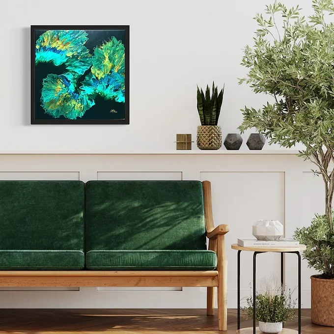 Nebulae mis en situation dans un salon contemporain canapé velours vert forêt. Lydia Mériaux, artiste peintre