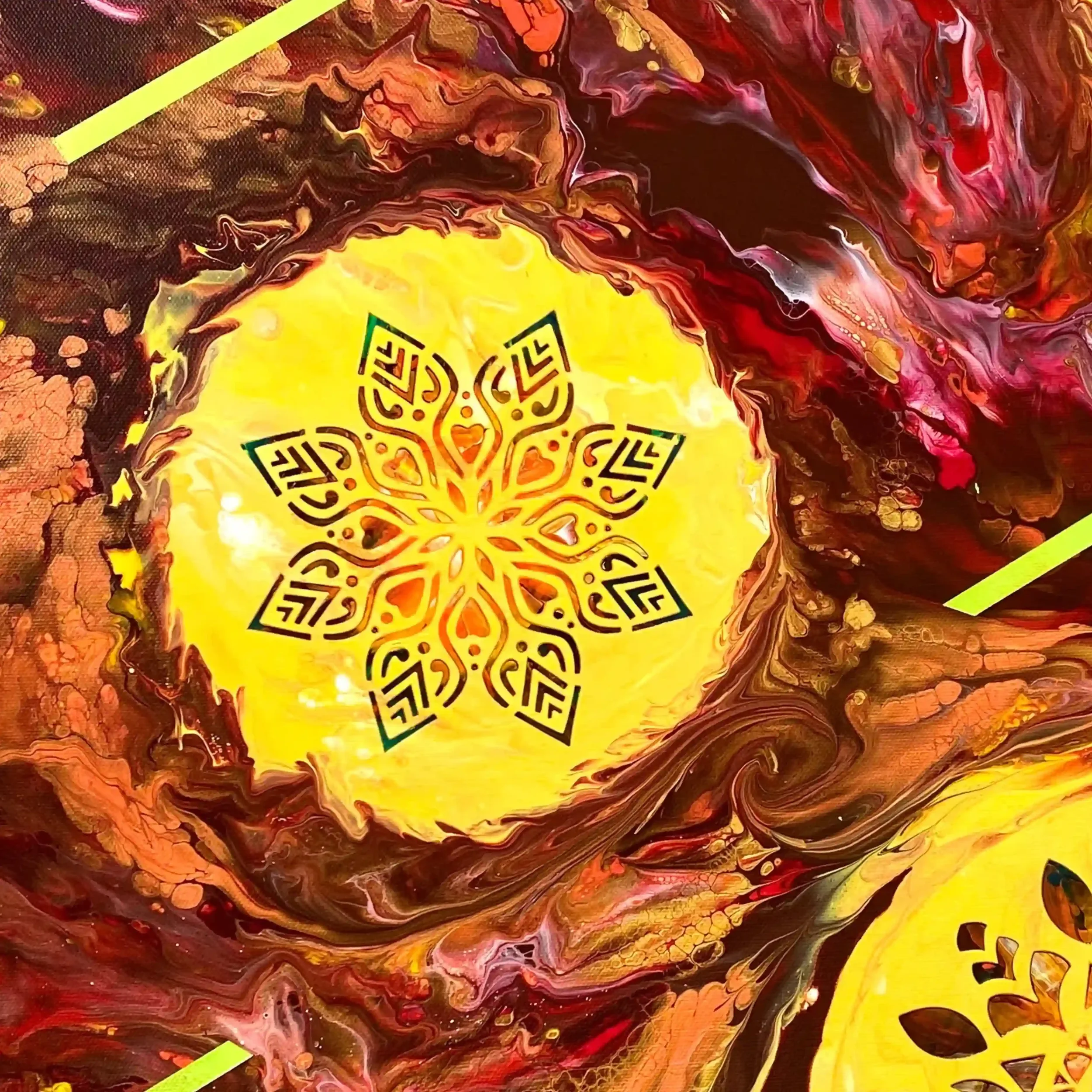 Détail d'un mandala en relief texturé au pochoir sur fond abstrait rouge et or. Lydia Mériaux, artiste peintre