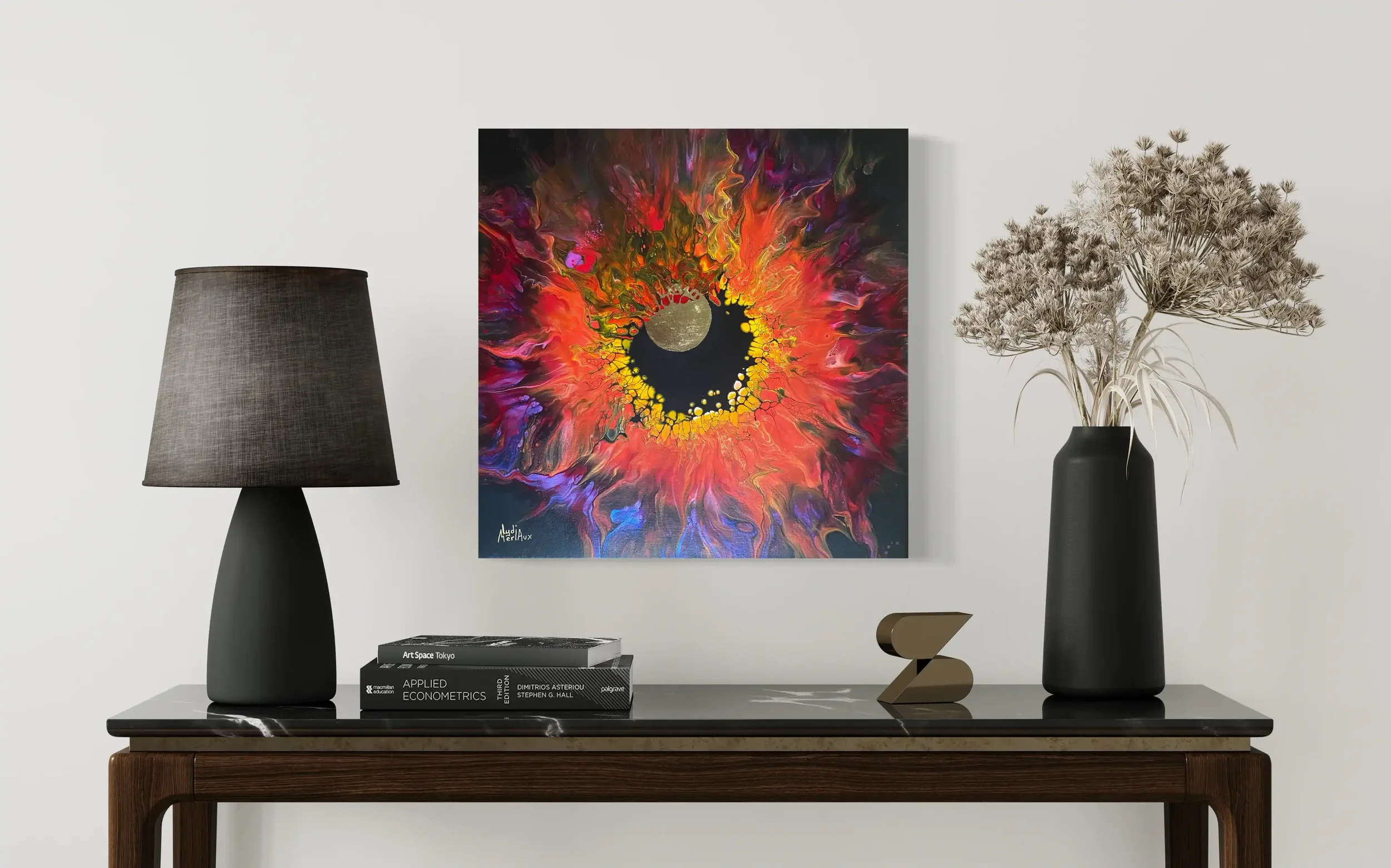 Passion Astrale mis en situation dans un intérieur contemporain console noire et marbre. Lydia Mériaux, artiste peintre