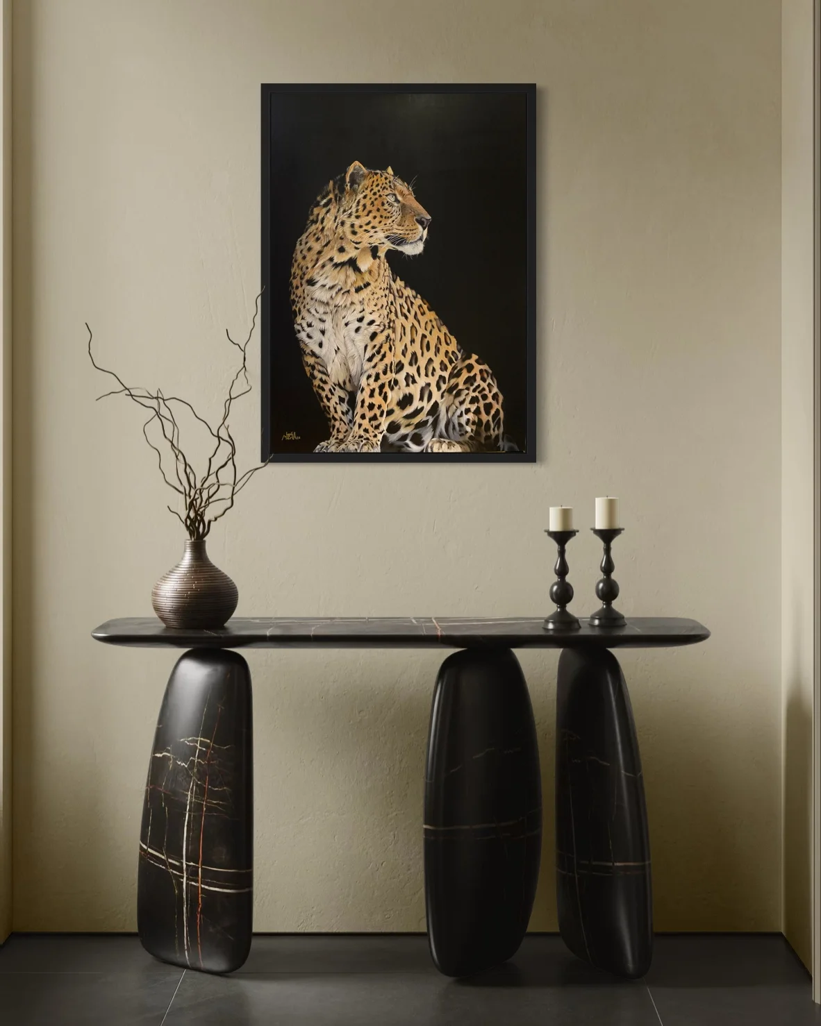 Léopard beauté sauvage mis en situation dans un intérieur contemporain — Lydia Mériaux, artiste peintre