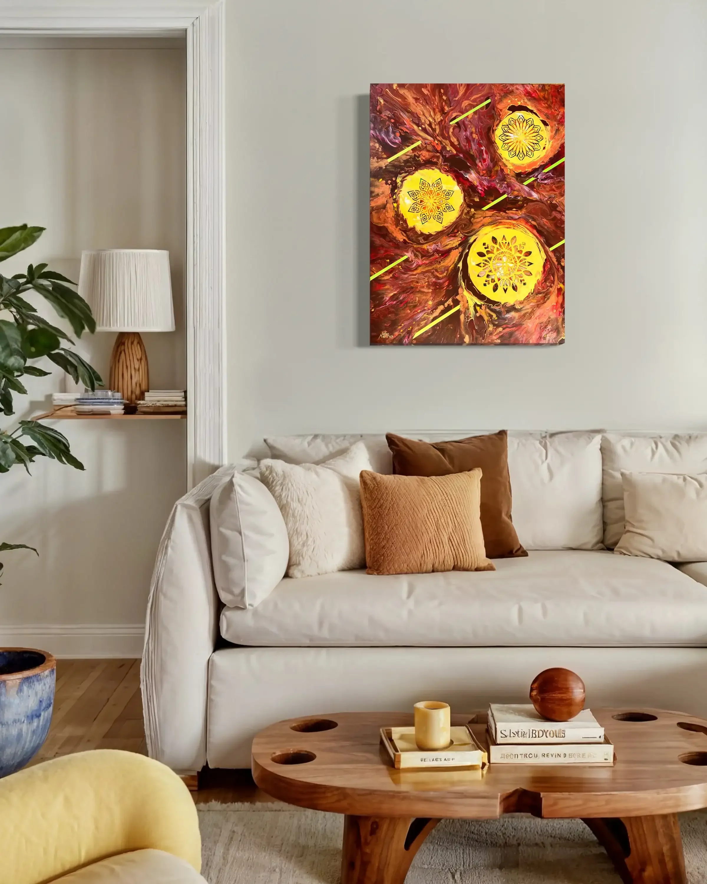 Danse des Mandalas mis en situation dans un salon contemporain aux tons beige et bois. Lydia Mériaux, artiste peintre