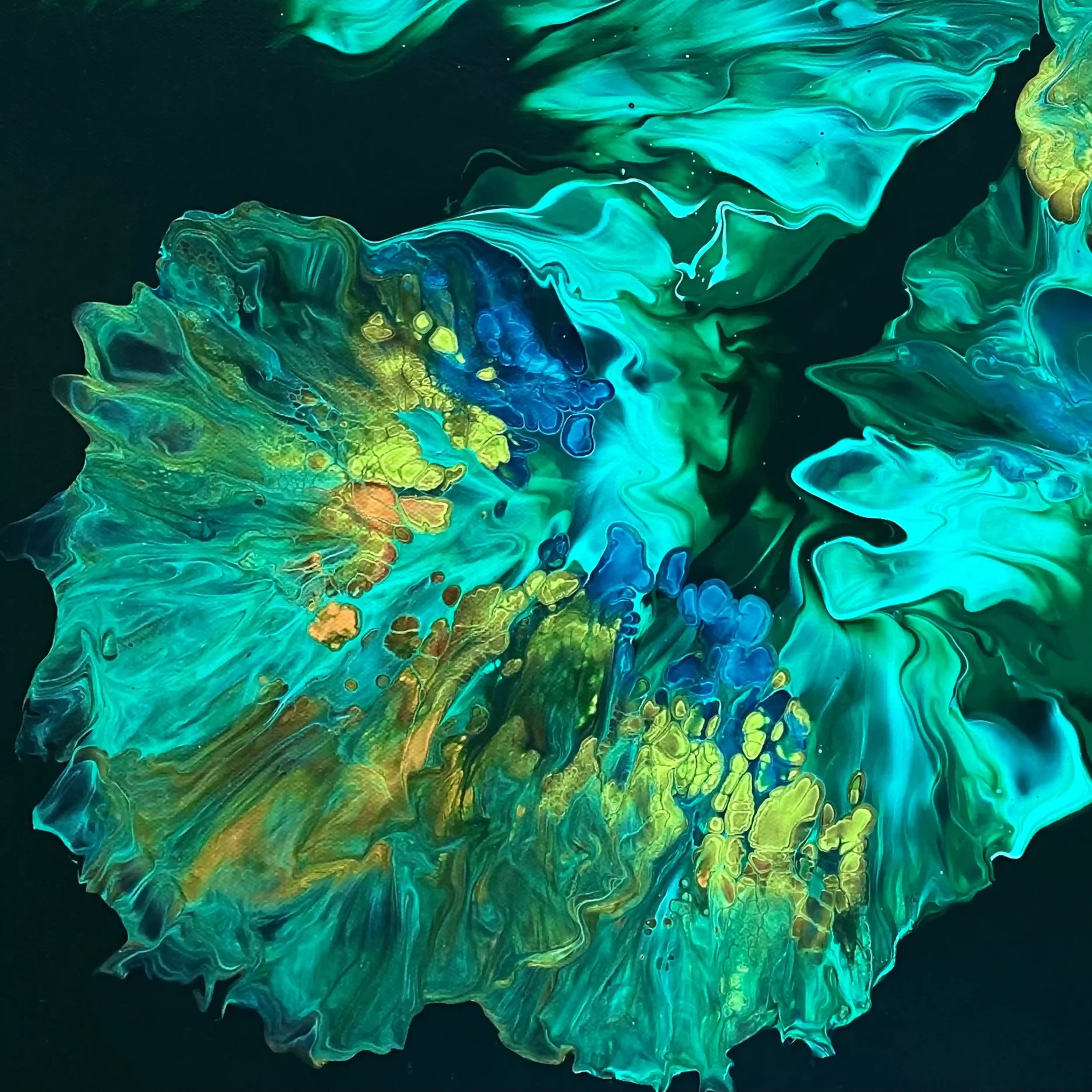 Détail des textures turquoise et or de Nebulae, acrylique fluide résine brillante. Lydia Mériaux, artiste peintre