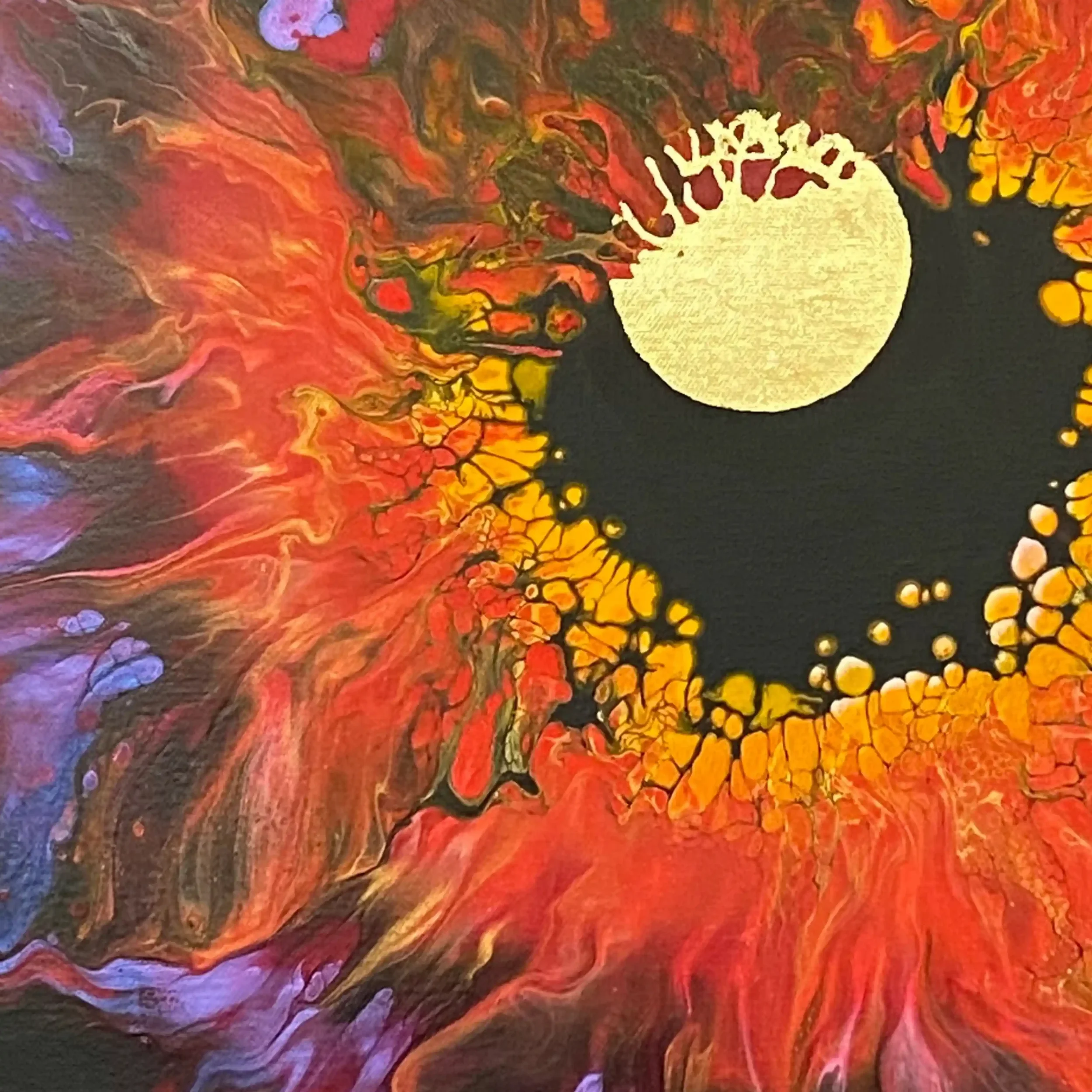 Détail du soleil émergent à la feuille dorée de Passion Astrale, acrylique fluide. Lydia Mériaux, artiste peintre