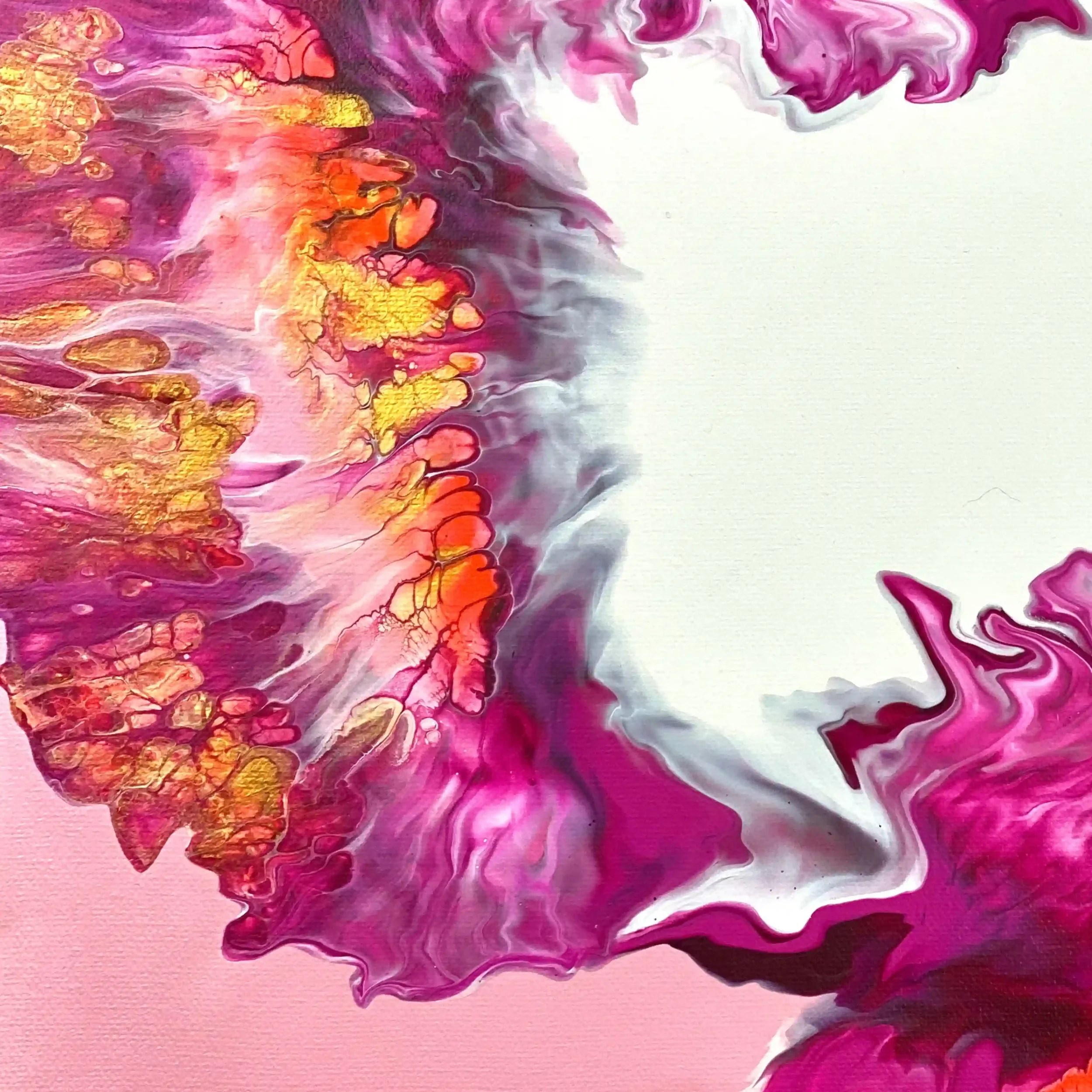 Détail des volutes roses et dorées de Flamingo, acrylique fluide résine brillante. Lydia Mériaux, artiste peintre